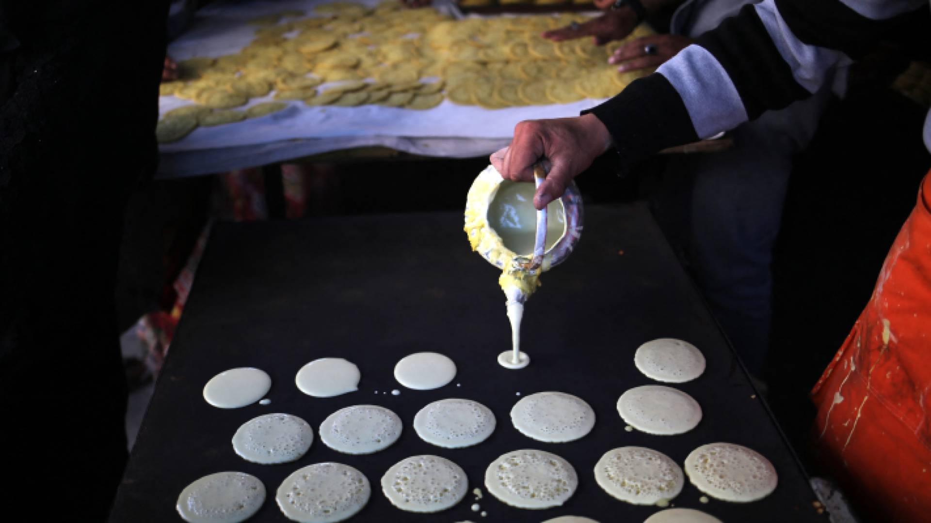 فلسطيني يصنع القطايف في رفح جنوبي قطاع غزة