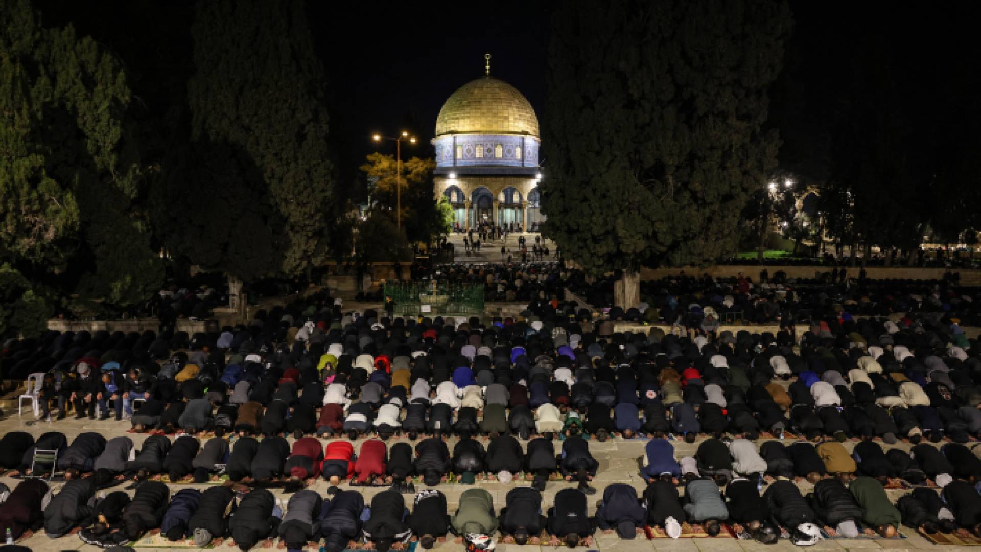 فلسطينيون يقيمون صلاتي العشاء والتراويح