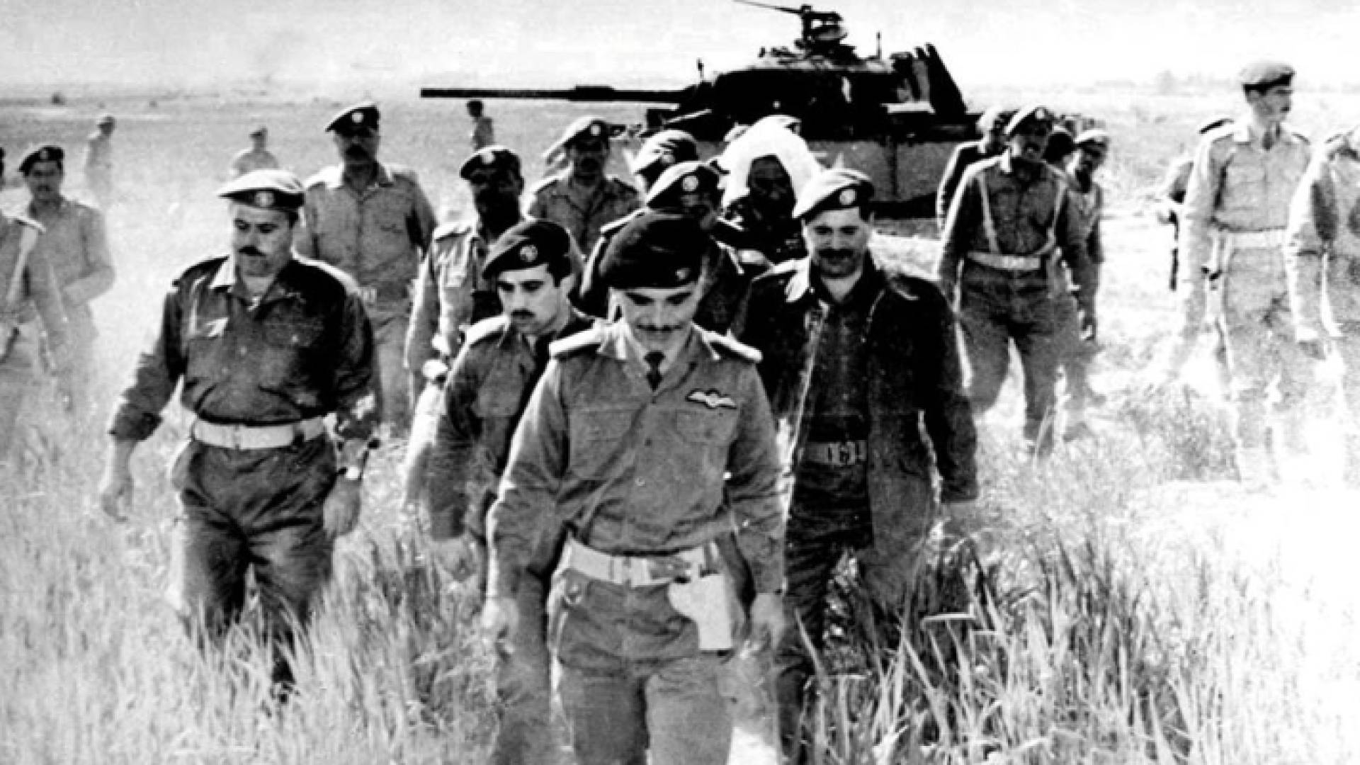 جلالة المغفور له الملك الحسين بن طلال طيب الله ثراه أثناء تفقده أرض المعركة