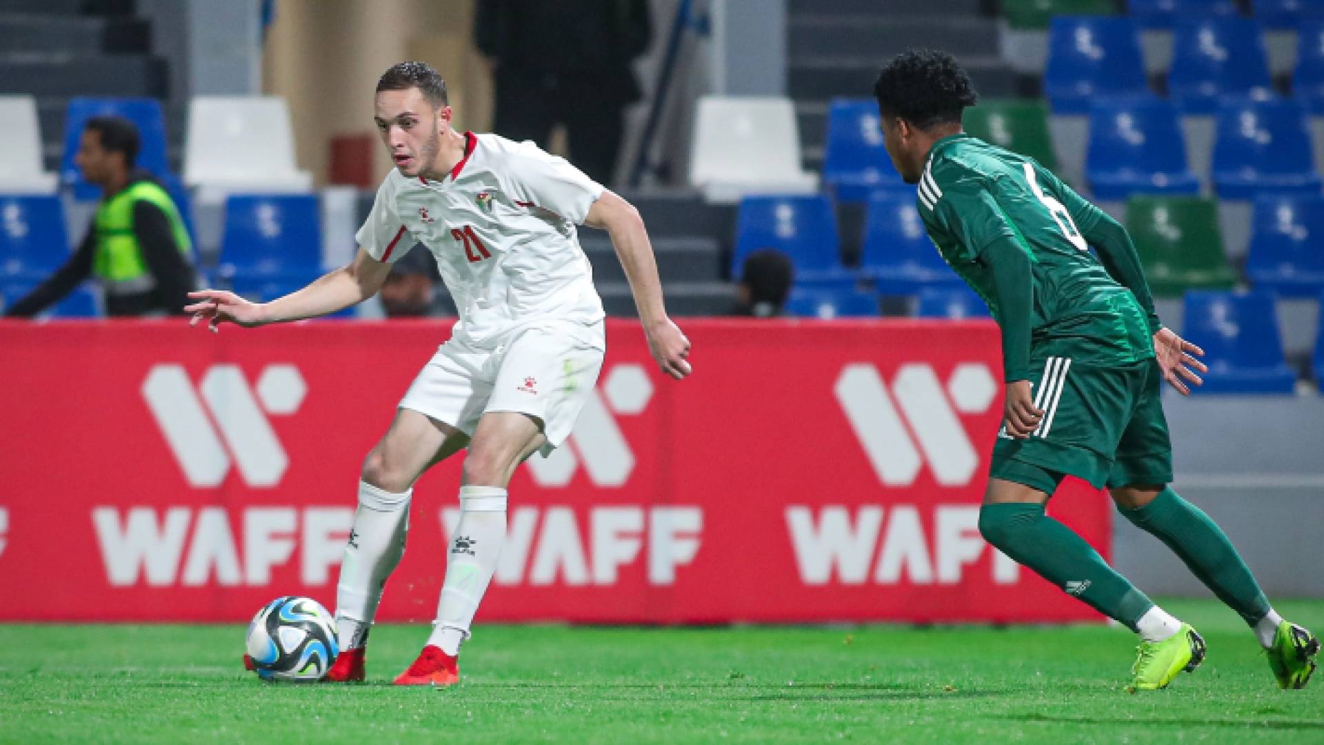 جانب من مباراة المنتخب الأولمبي ونظيره السعودي