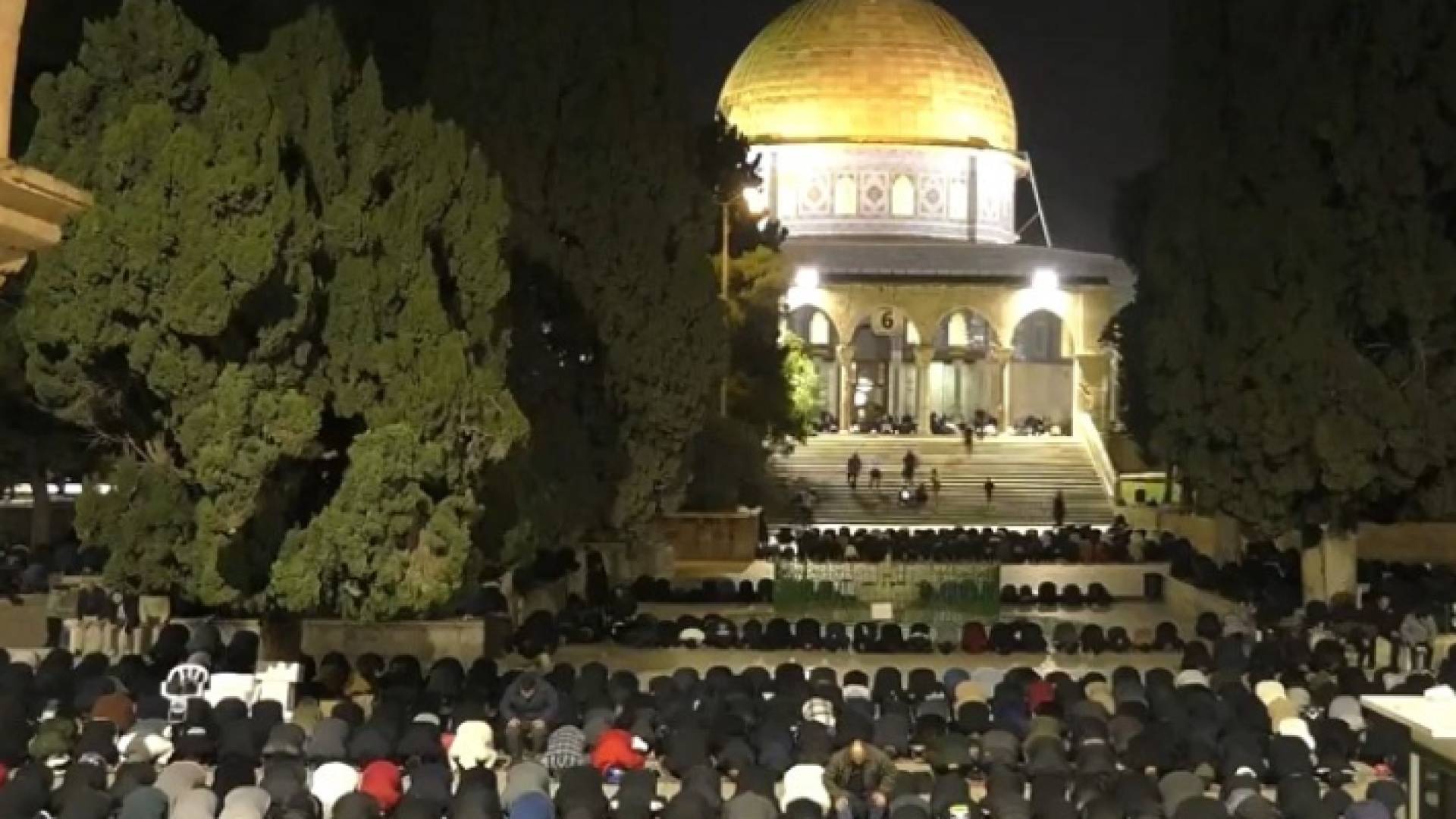 فلسطينيون يقيمون صلاتي العشاء والتراويح