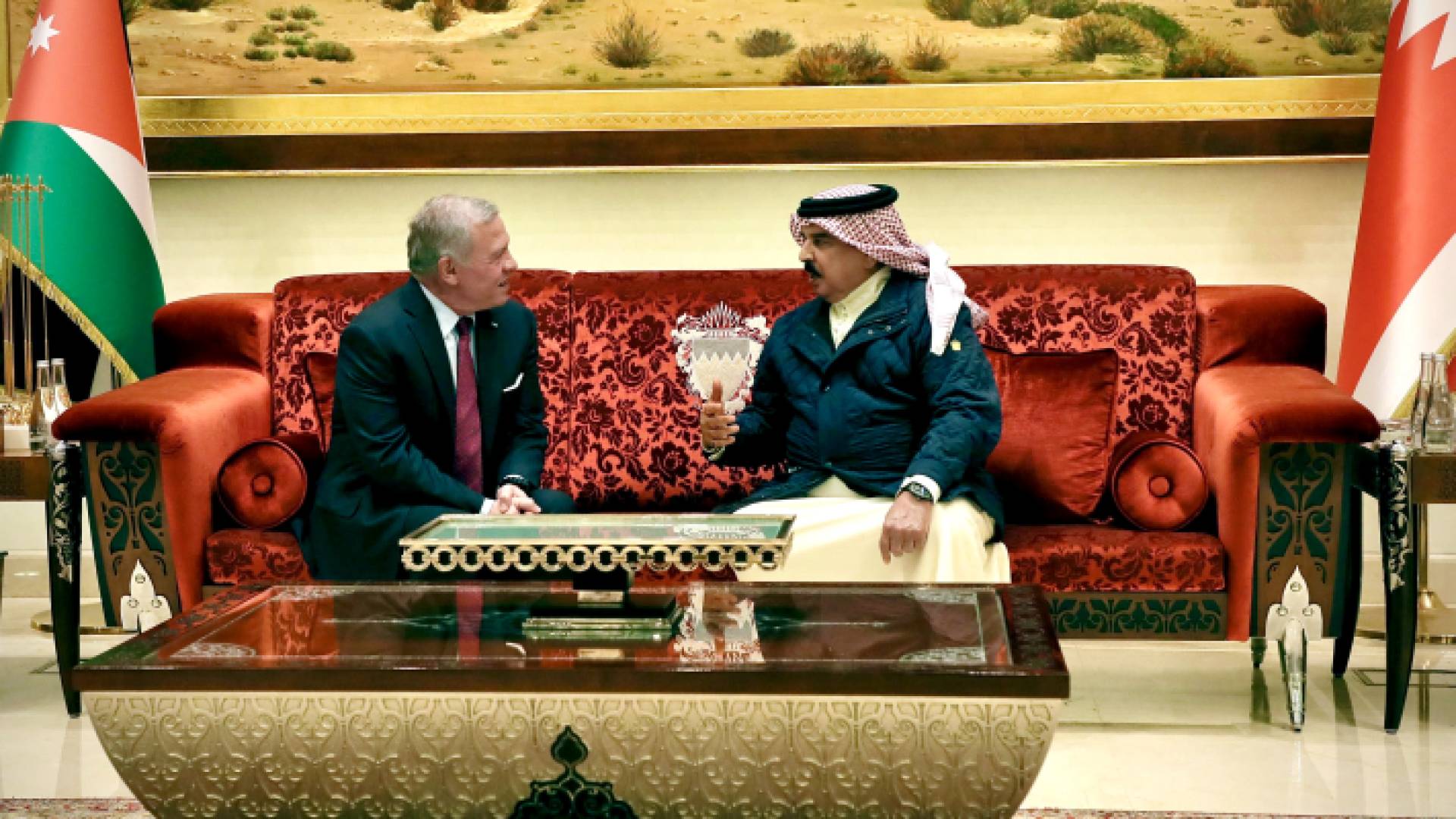 الملك يلتقي العاهل البحريني