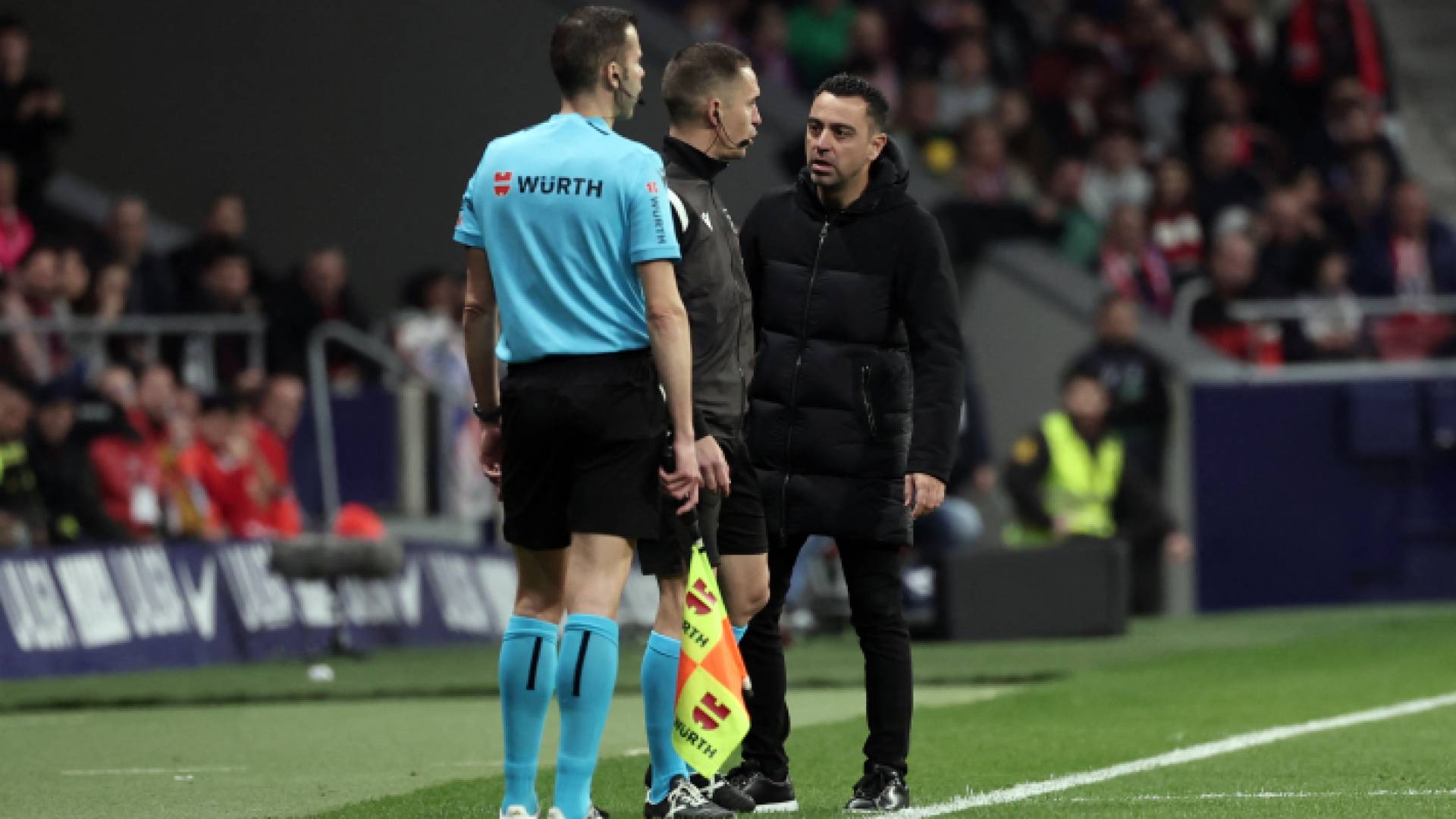 مدرب برشلونة تشافي هيرنانديز يجادل الحكم في مباراة أتليتيكو مدريد