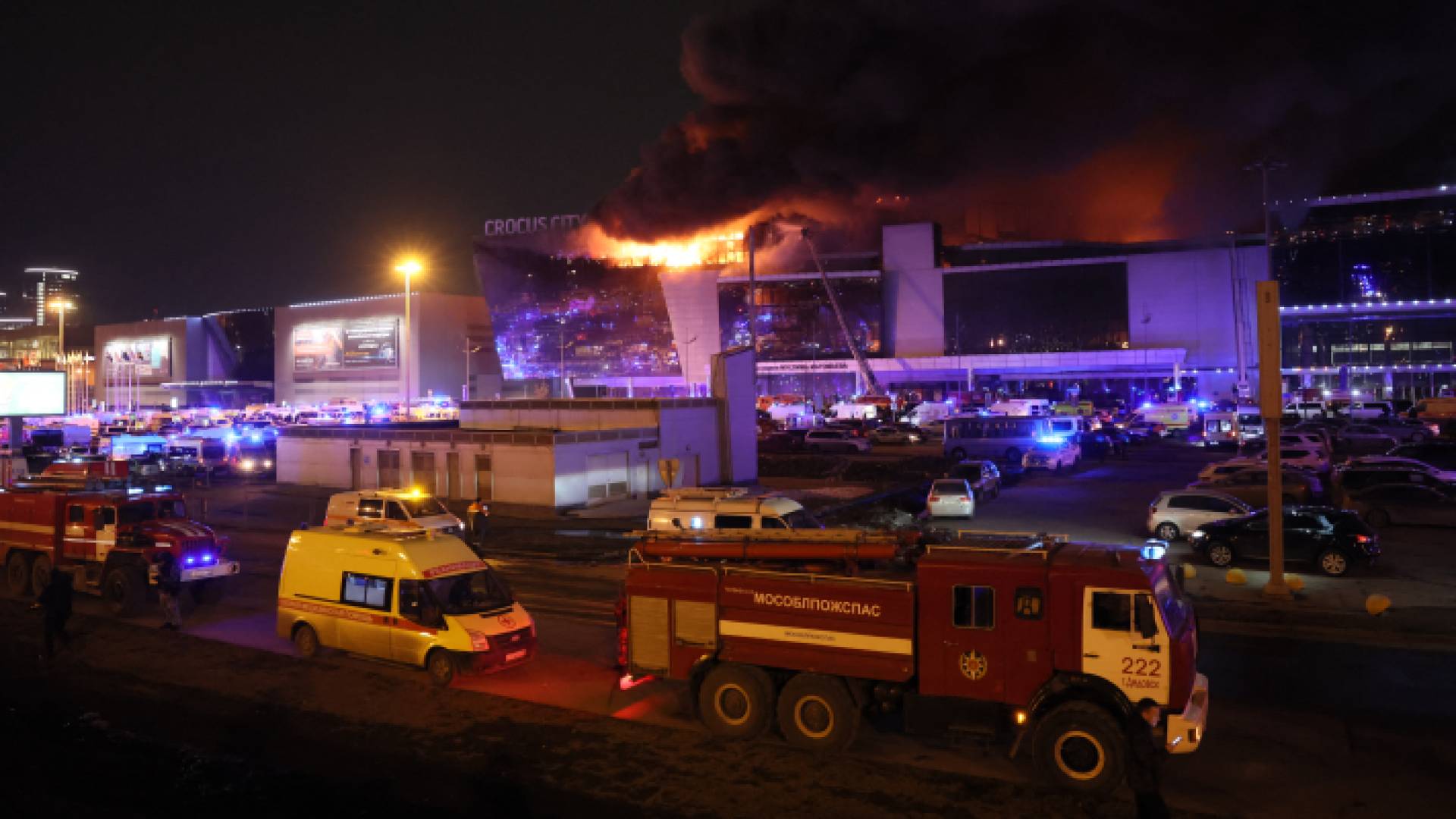 إشتعال النيران في قاعة الحفلات الموسيقية عقب حادث إطلاق النار في كراسنوجورسك - AFP