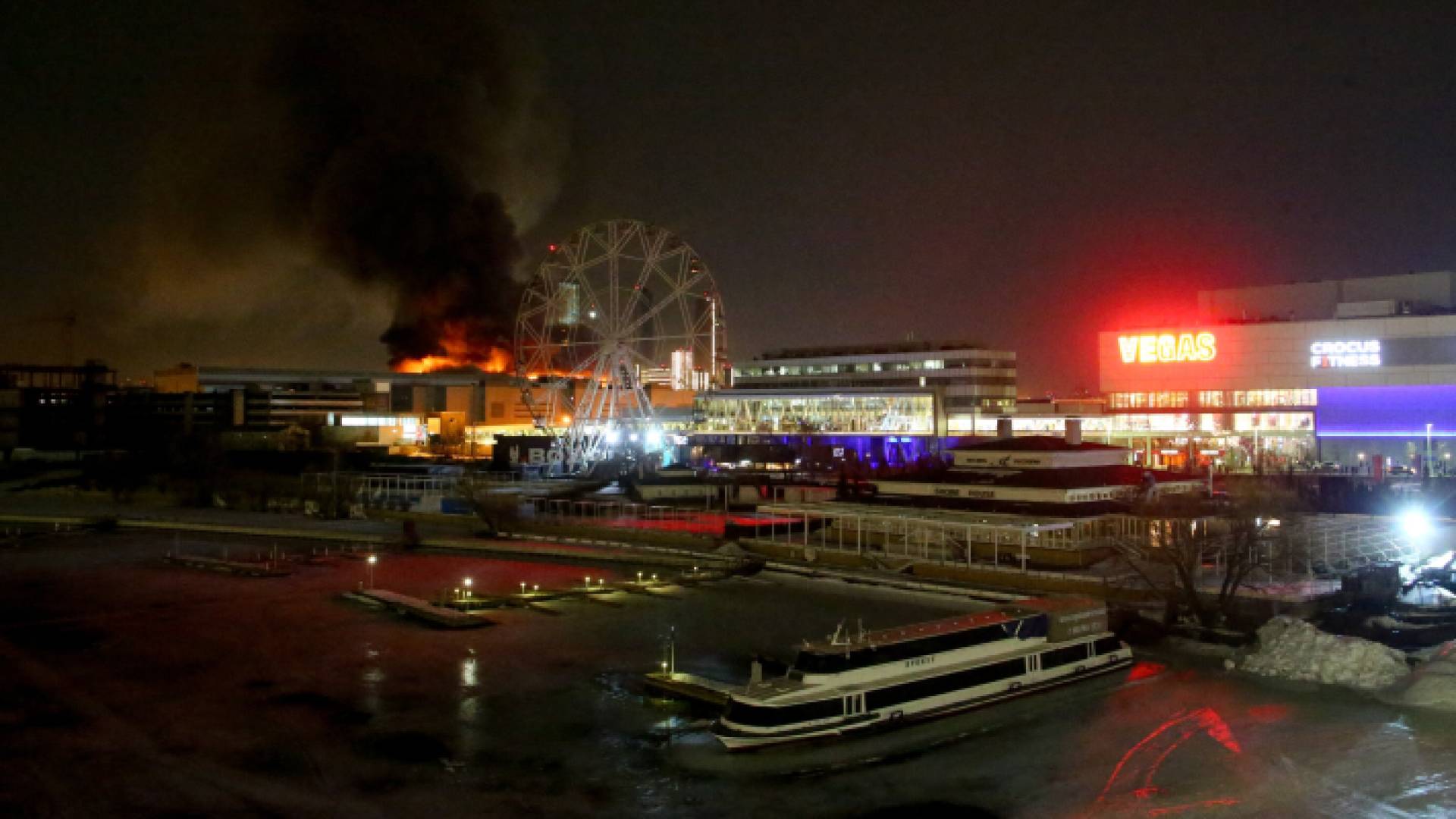 إشتعال النيران في قاعة الحفلات الموسيقية عقب حادث إطلاق النار في كراسنوجورسك - AFP