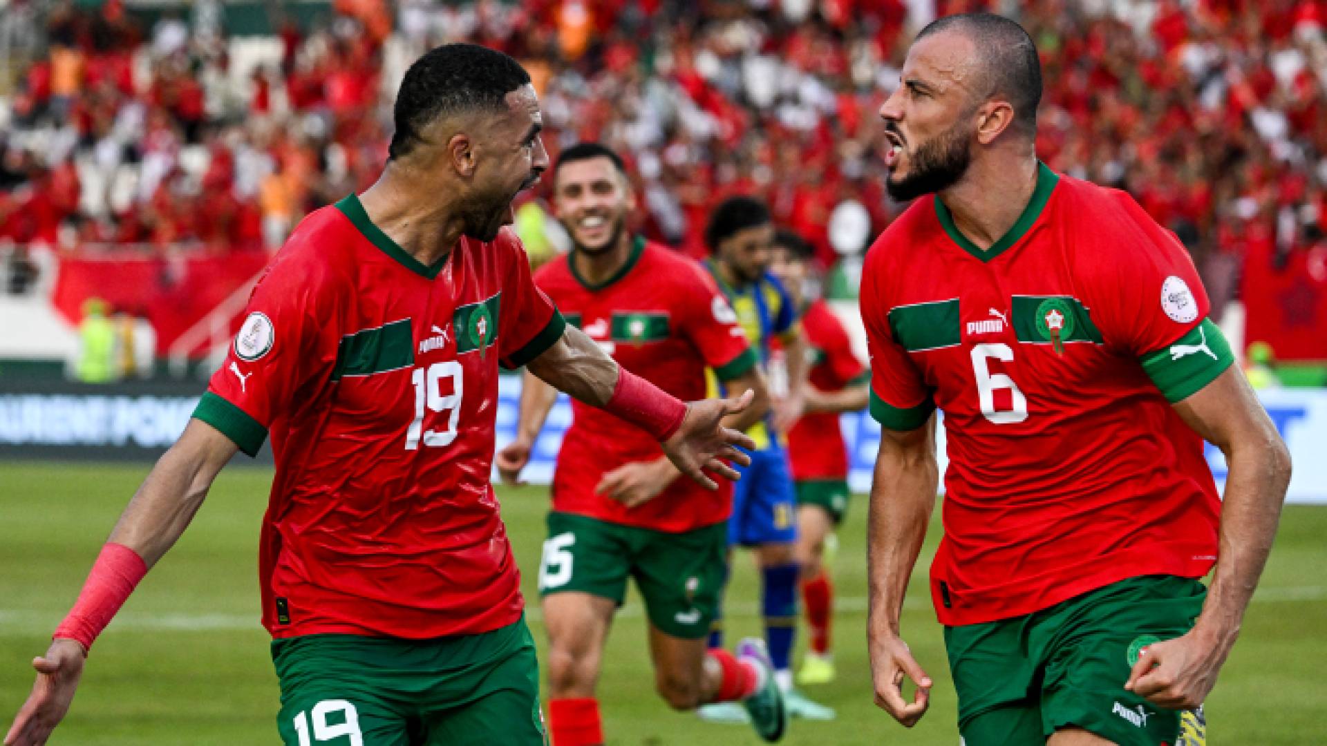 لاعبو المنتخب المغربي يحتفلون بهدف سابق