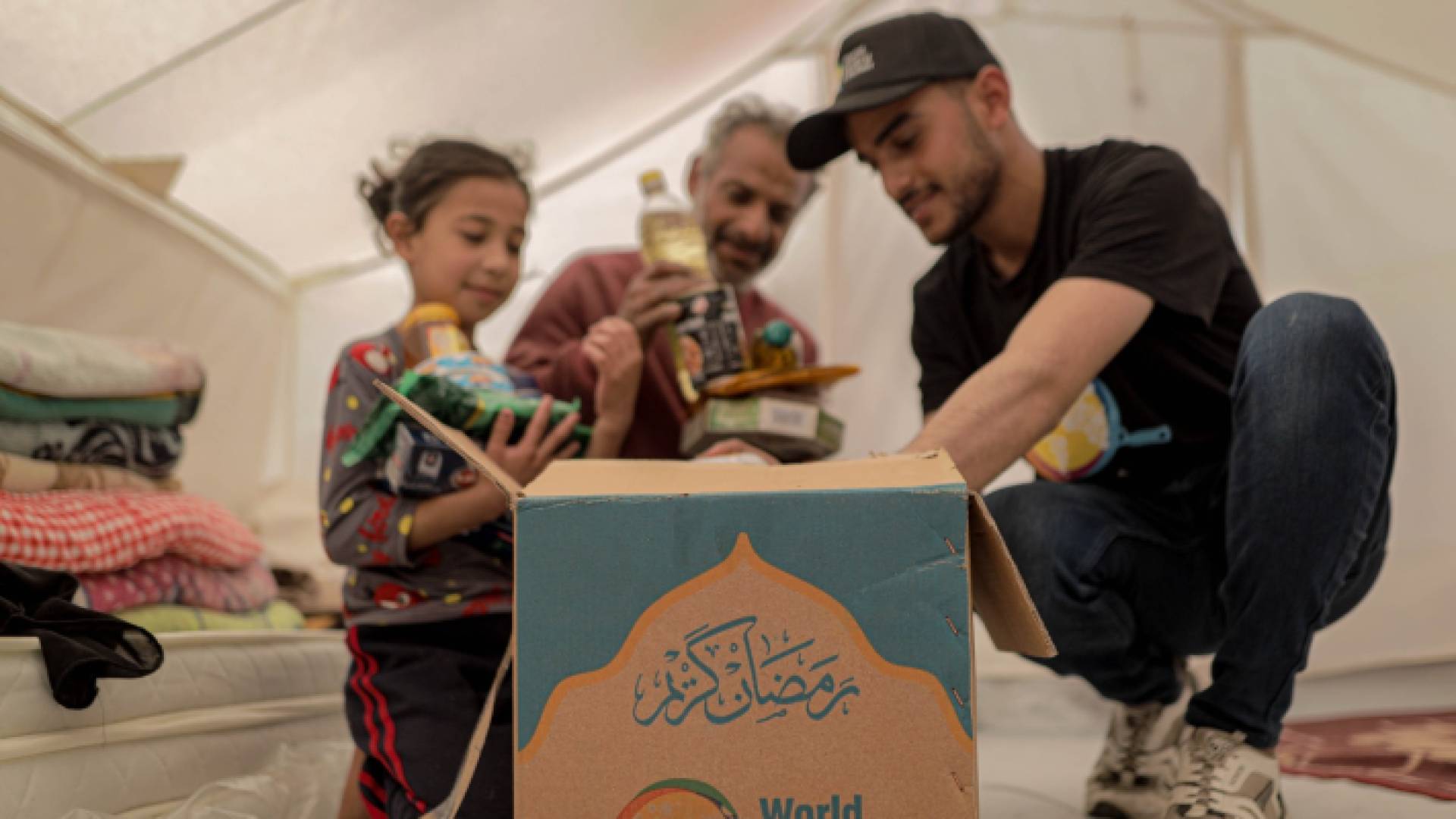 إيصال وجبات غذائية لأهل غزة