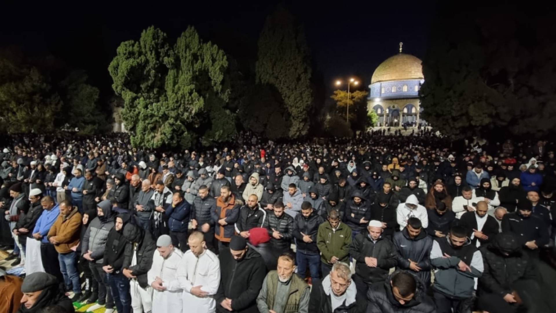فلسطينيون يؤدون صلاتي العشاء والتراويح في رحاب المسجد الأقصى
