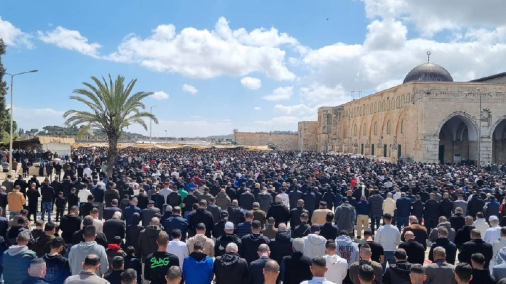 آلاف المصلين في المسجد الأقصى
