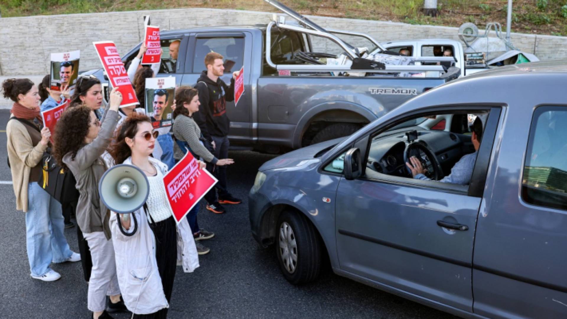 متظاهرون يغلقون أحد شوارع في تل أبيب