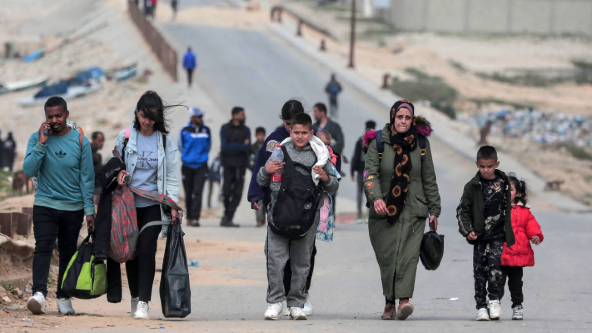 فلسطينيون فارون من مجمع مستشفى الشفاء والمناطق المجاورة له في مدينة غزة - AFP