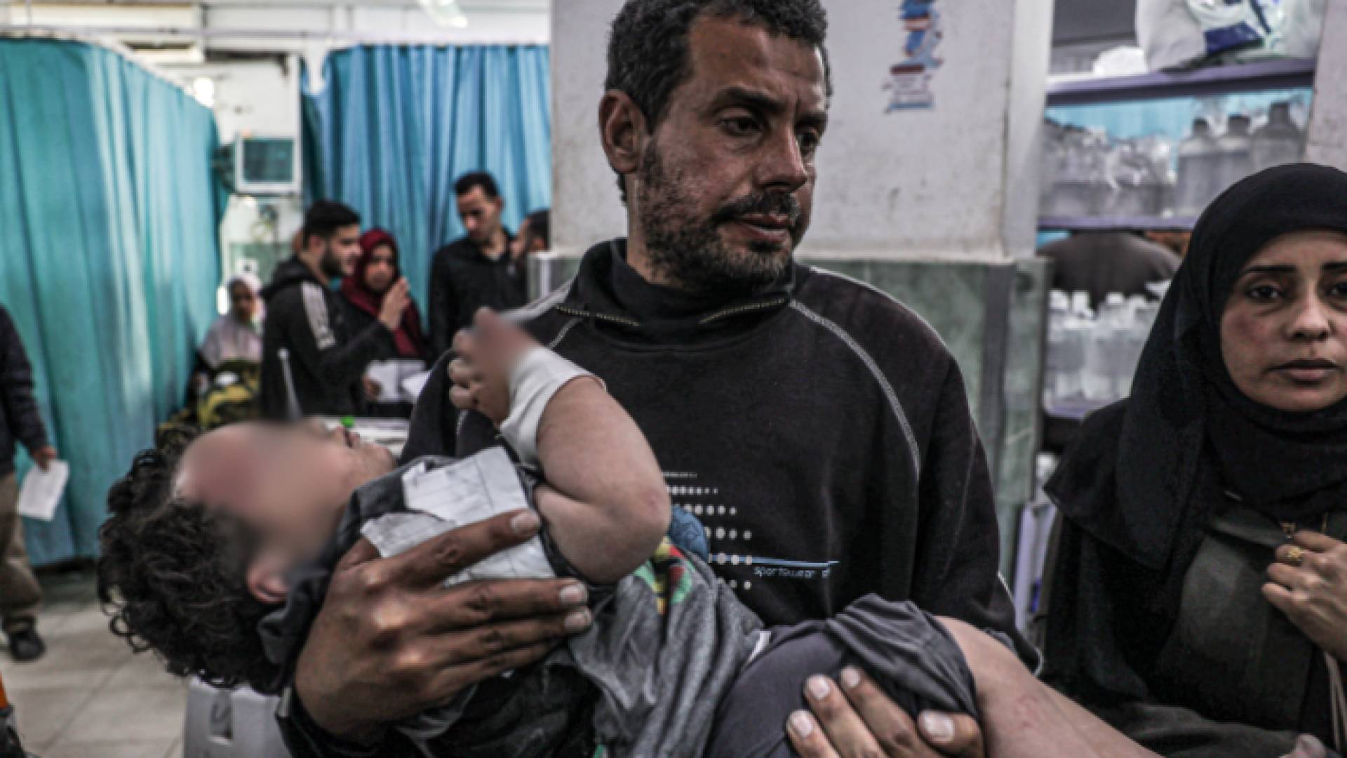 فلسطينيون بأحد مستشفيات القطاع