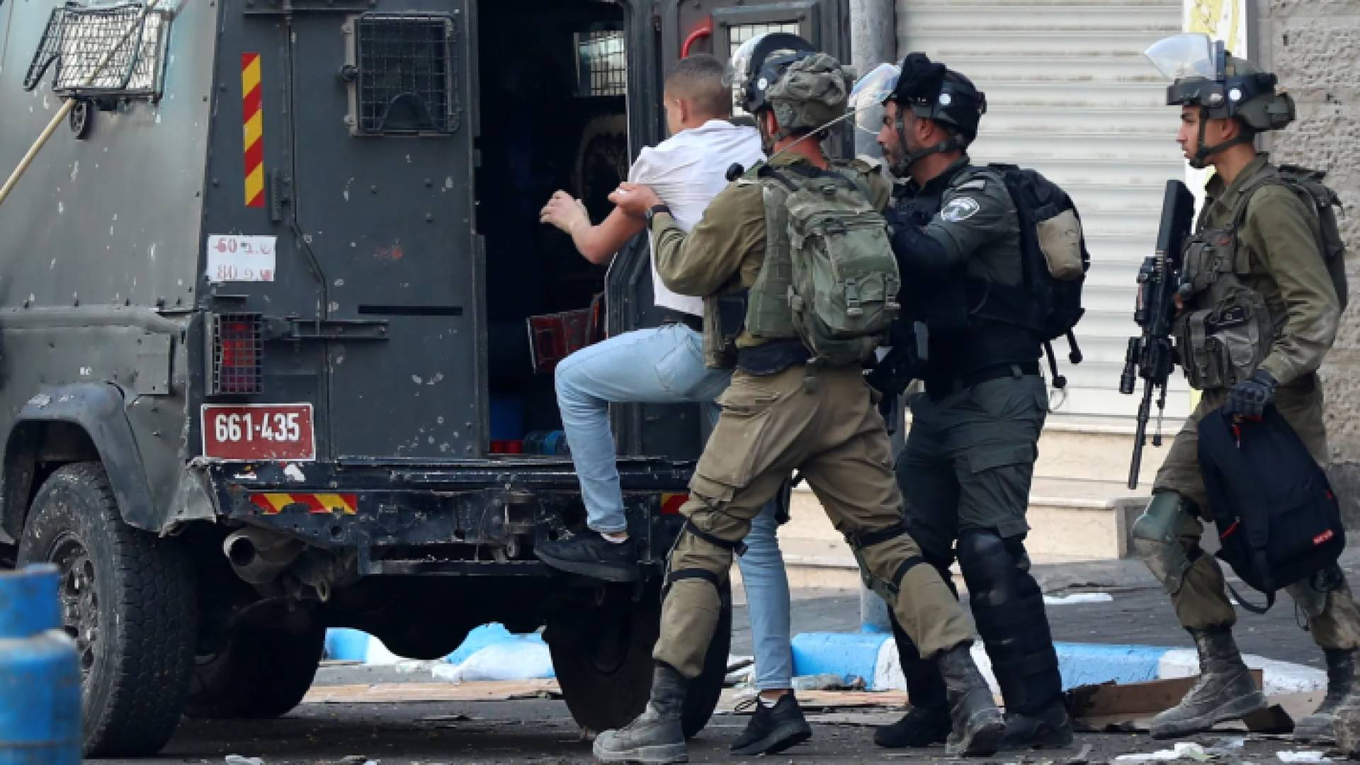 قوات الاحتلال تعتقل فلسطنيين