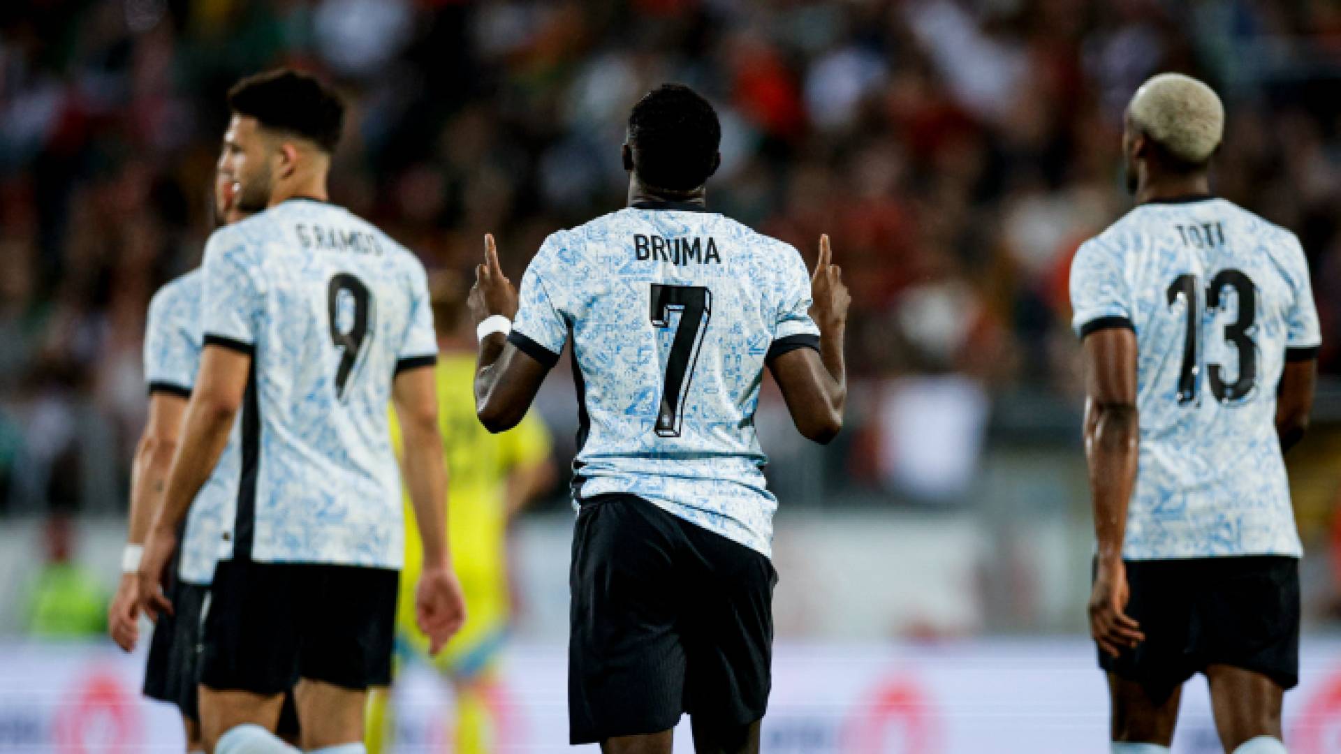 لاعب منتخب البرتغال بروما يرتدي الرقم 7