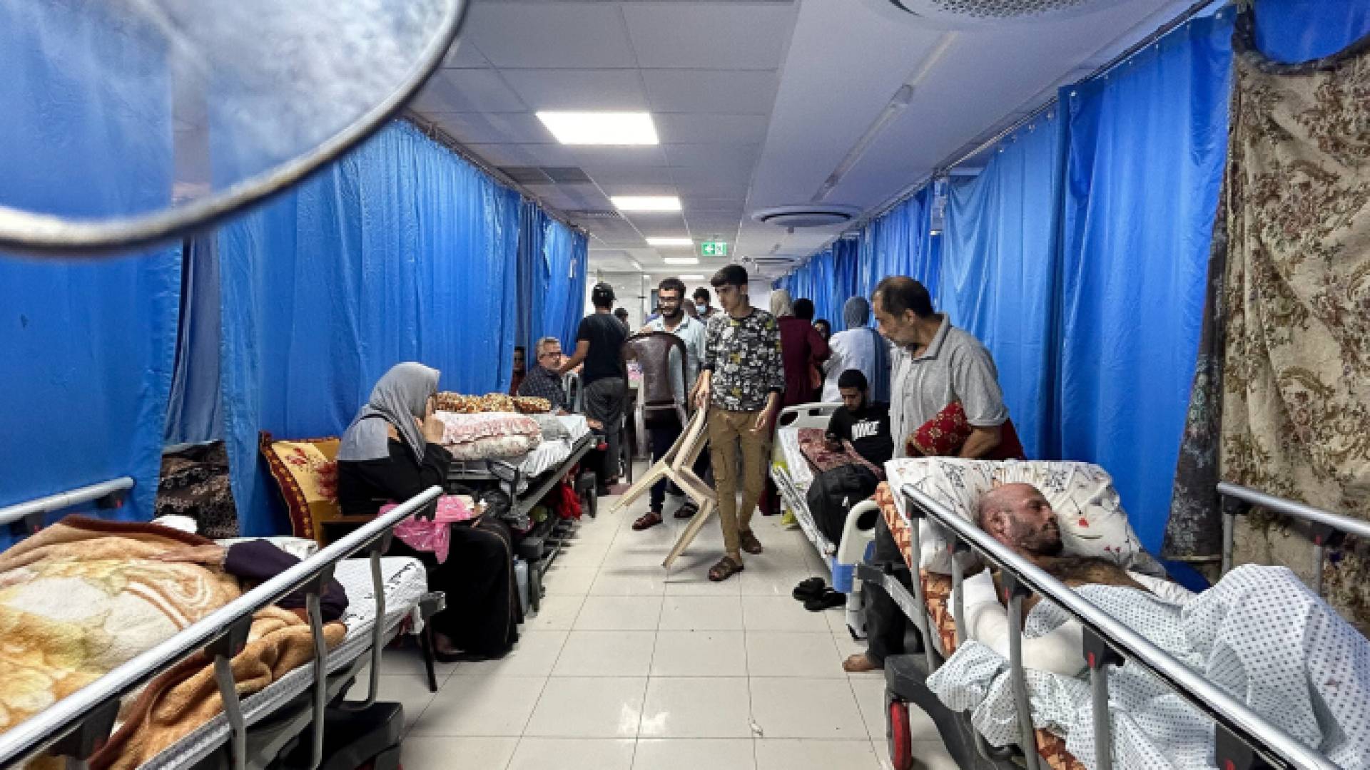 فلسطينيون داخل مستشفى مجمع الشفاء - أرشيفية