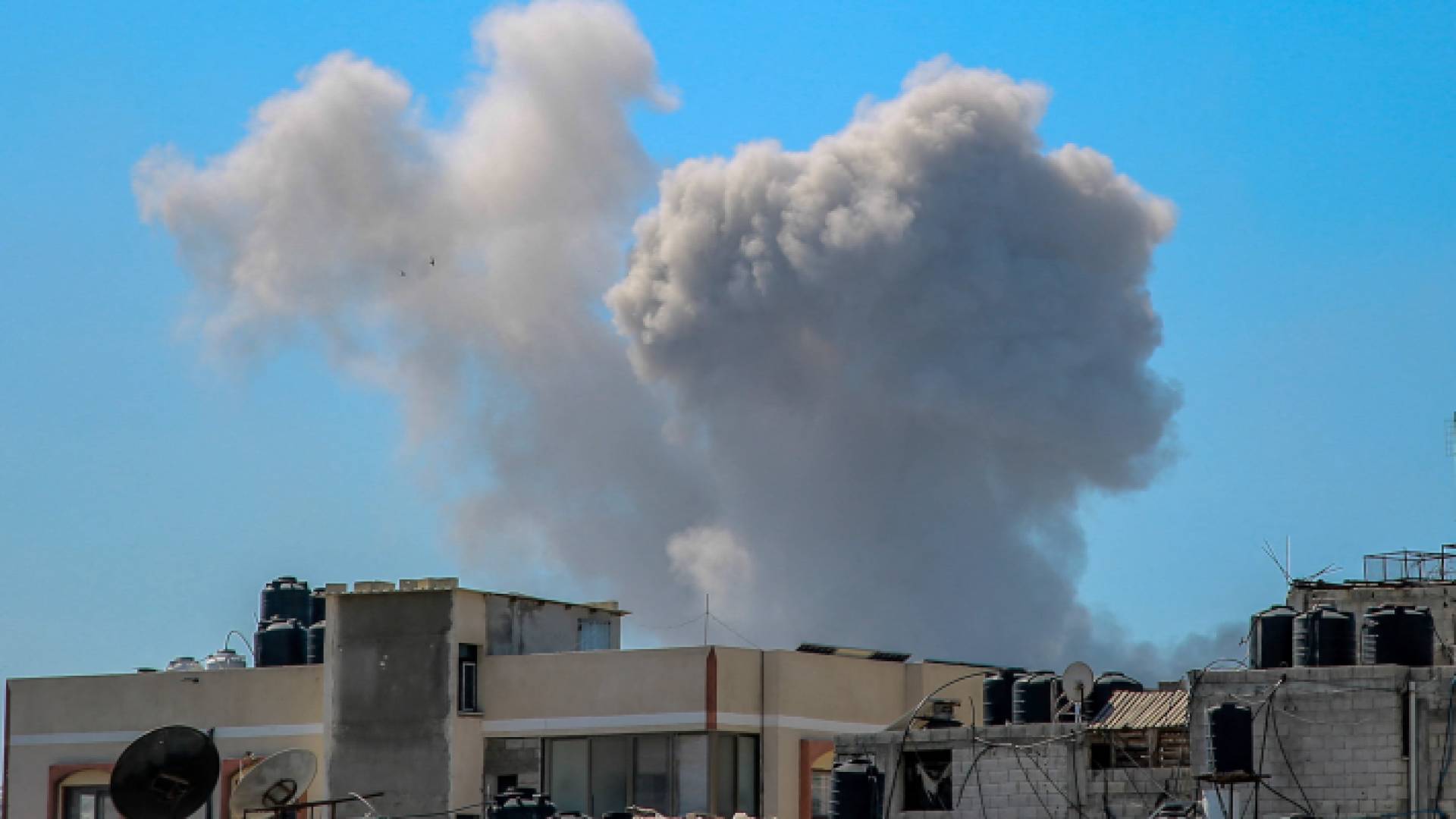 تصاعد الدخان عقب استهداف الاحتلال مجمع الشفاء الطبي بغزة