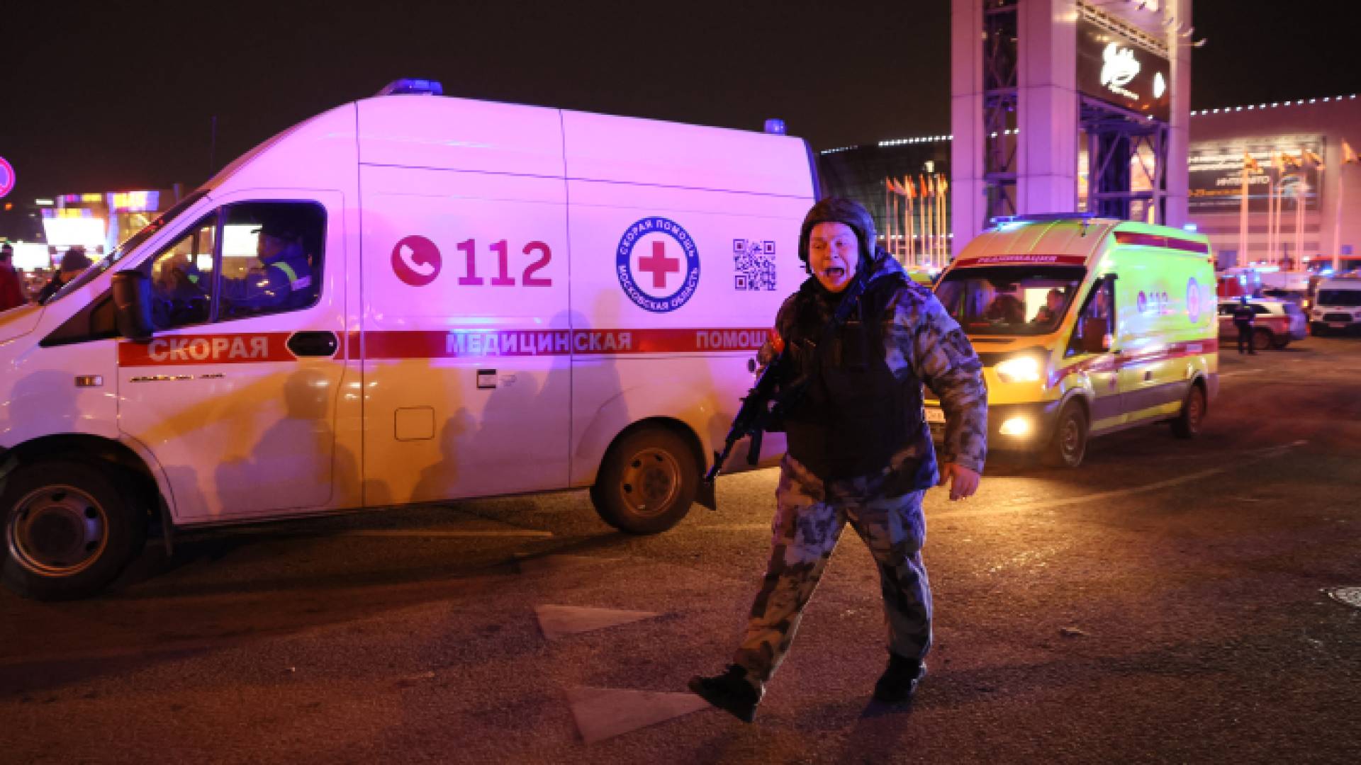 ضابط إنفاذ قانون خارج قاعة الحفلات الموسيقية المحترقة في أعقاب حادث إطلاق النار - AFP