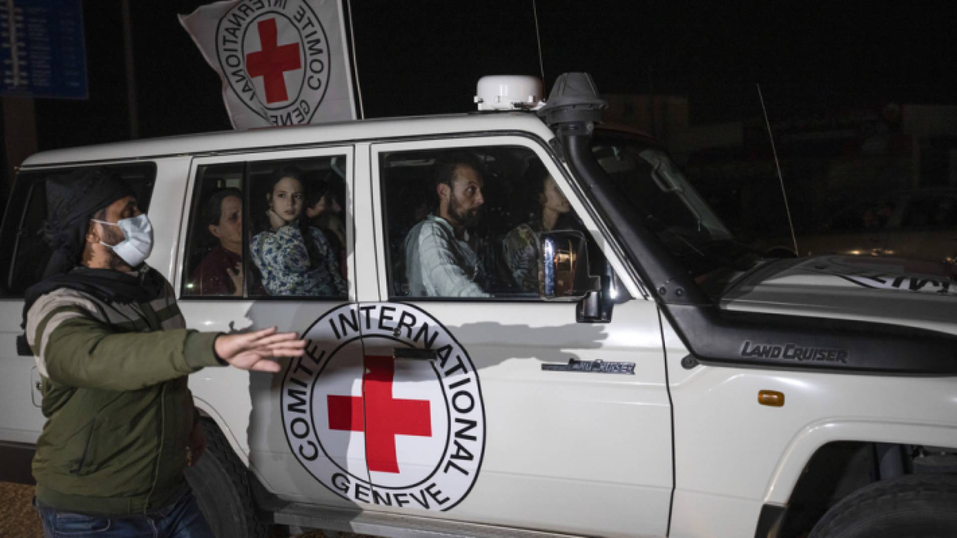 سيراة للصليب الأحمر تقل محتجزين في الصفقة الأولى