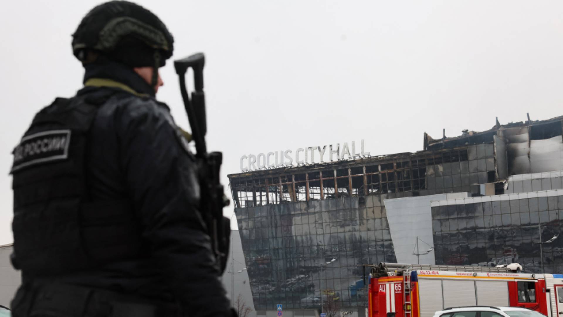 رجل أمن روسي بالقرب من مسرح وقوع العمل الإرهابي