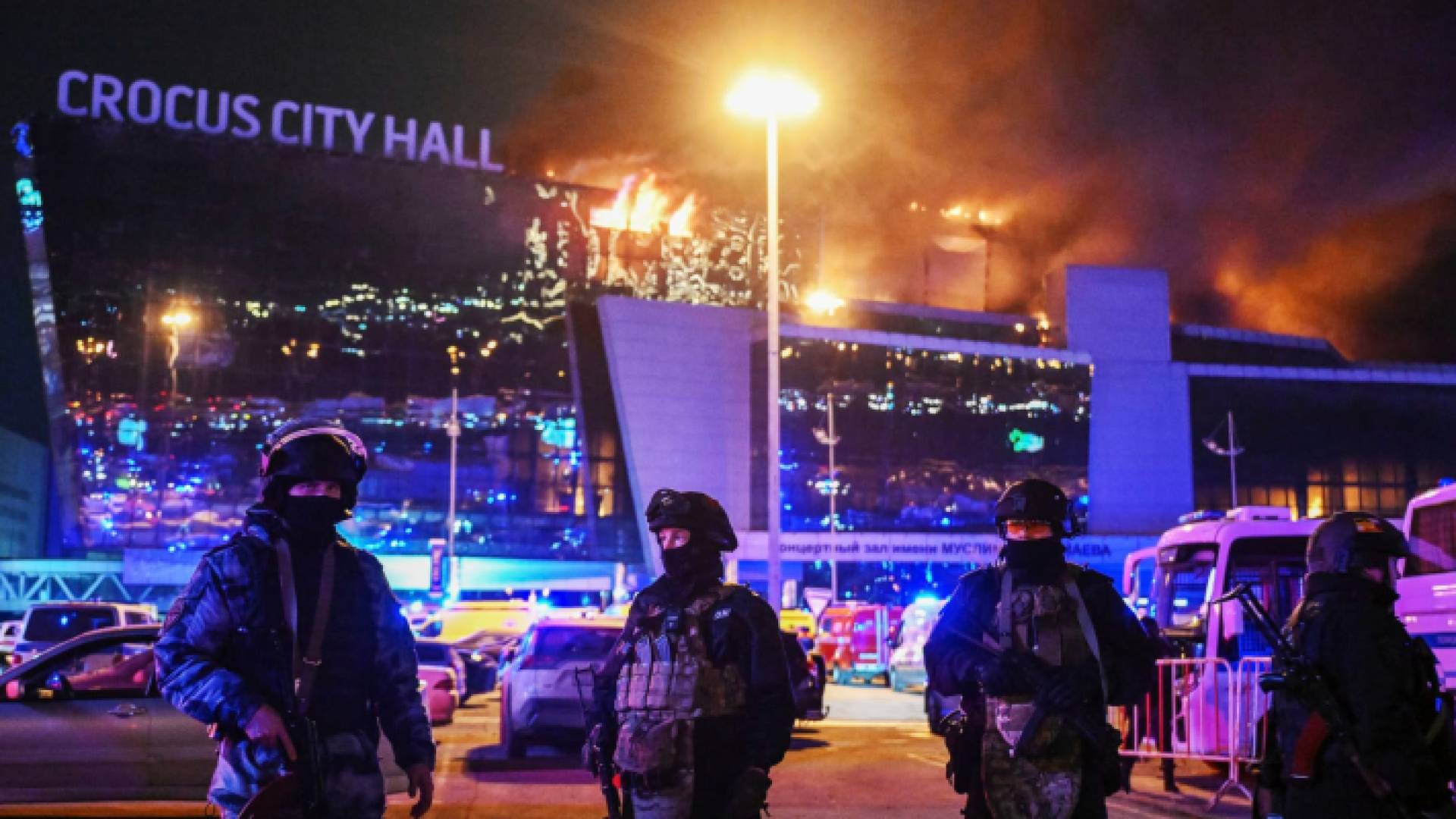 رجال أمن روسيين بالقرب من موقع تفجير الحفل الموسيقي