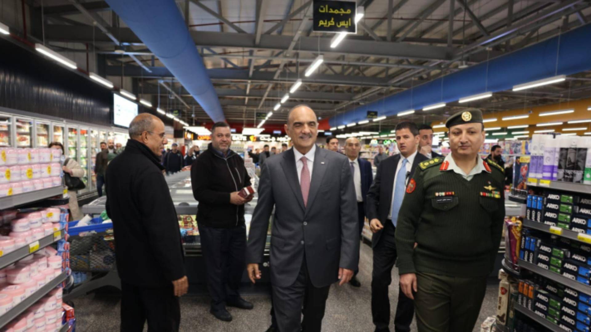 رئيس الوزراء خلال إجراءه جولة تفقدية في المؤسسات الإستهلاكية