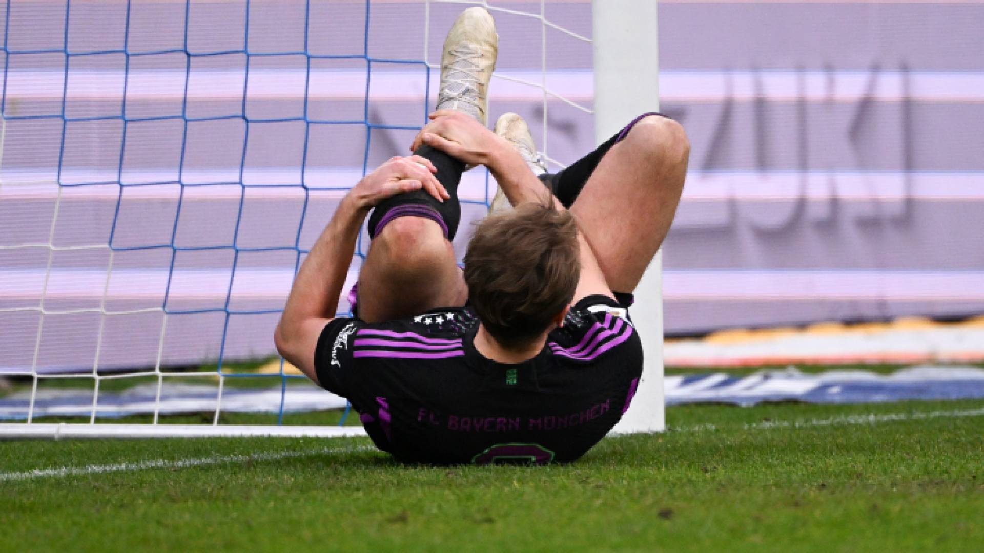 لاعب المنتخب الانجليزي هاري كين بعد تعرضه للإصابة