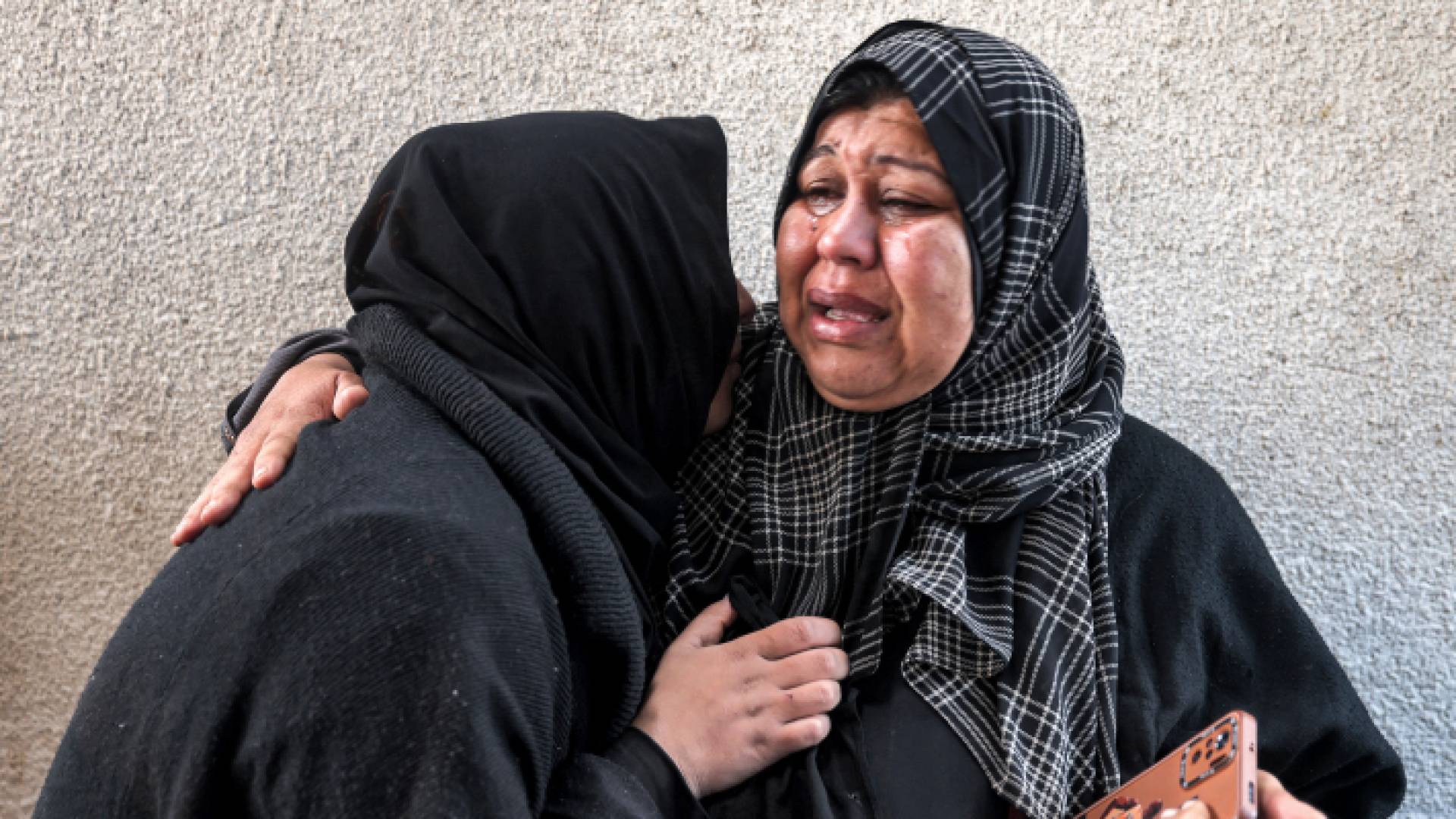 فلسطينيتان تبكيان قهرا في غزة