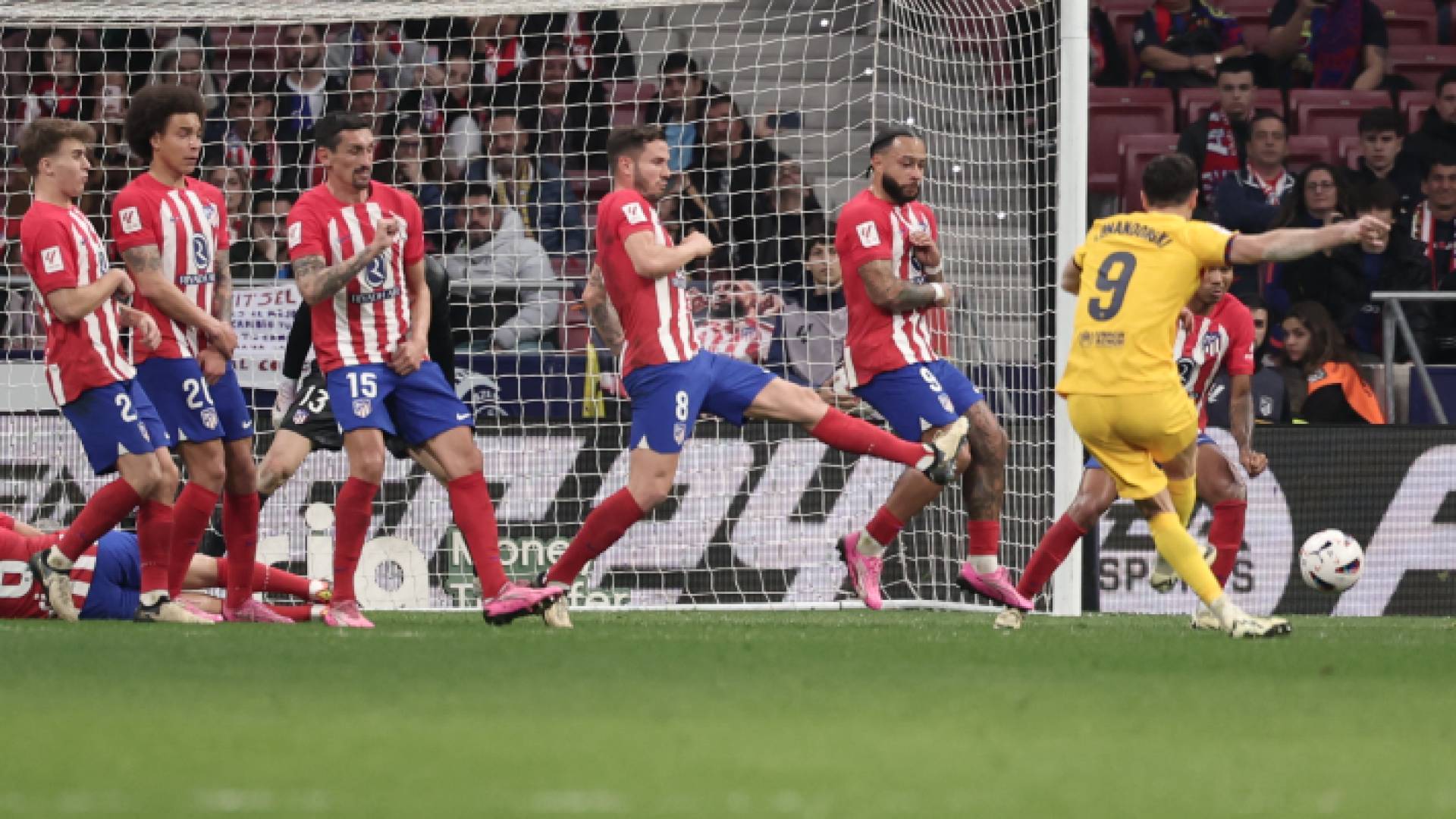 ليفاندوفسكي يسجل أحد أهدافه