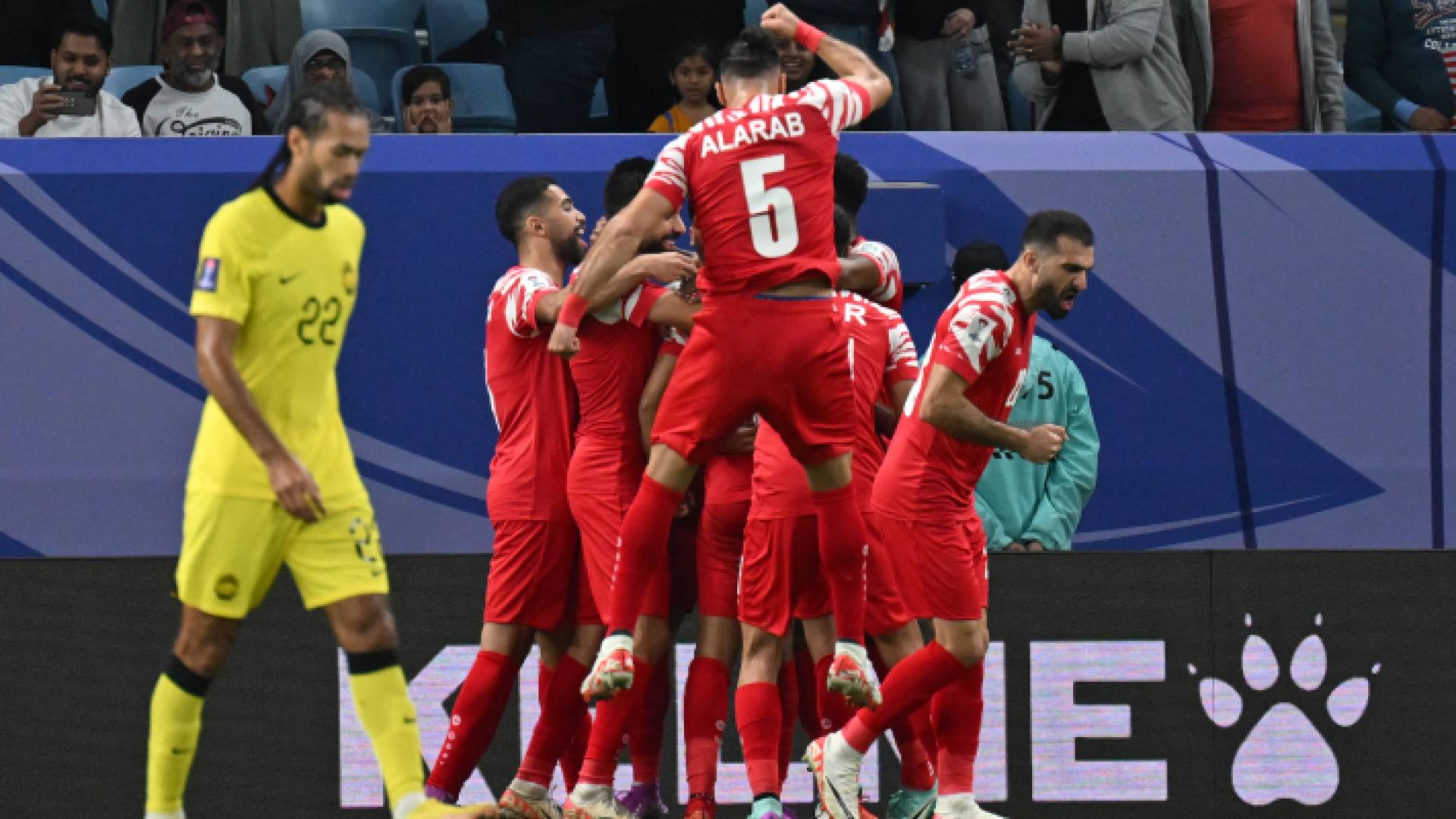 لاعبو المنتخب الوطني يحتفلون بهدف سابق