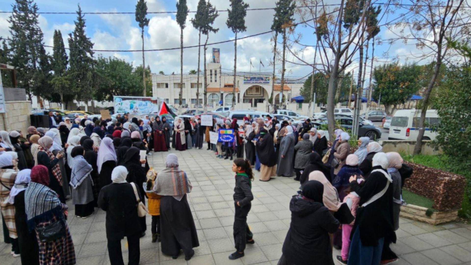 جانب من الوقفة التضامنية في إربد