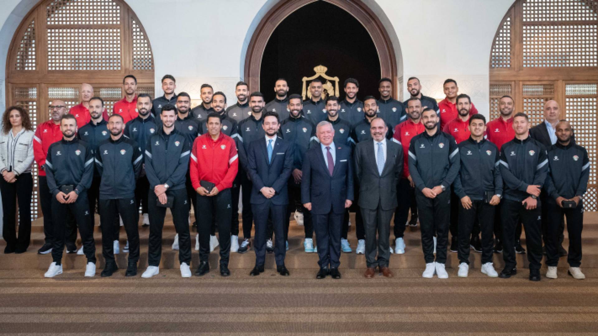 جلالة الملك عبد الله الثاني وولي العهد وسمو الأمير علي والمنتخب الوطني لكرة القدم