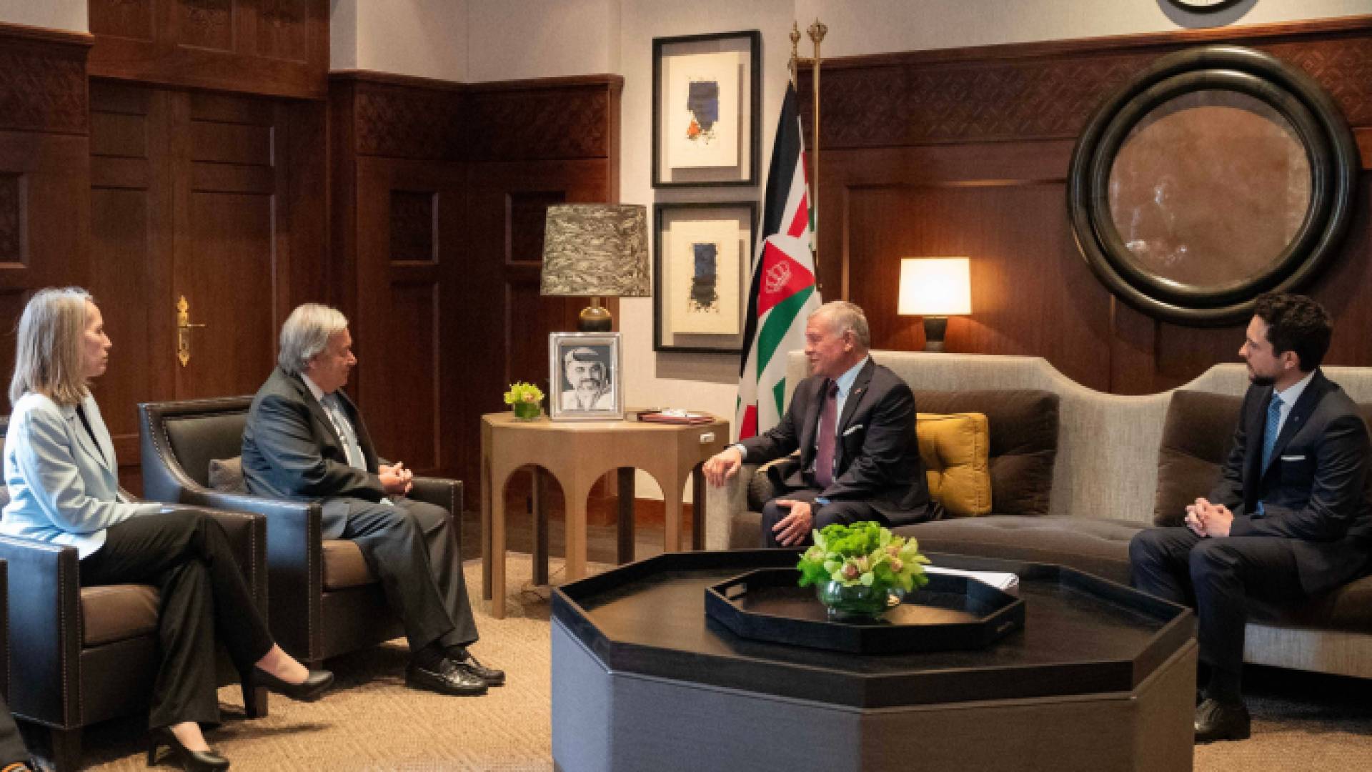 جانب من لقاء جلالة الملك بحضور سمو ولي العهد مع الأمين العام للأمم المتحدة أنطونيو غوتيريش