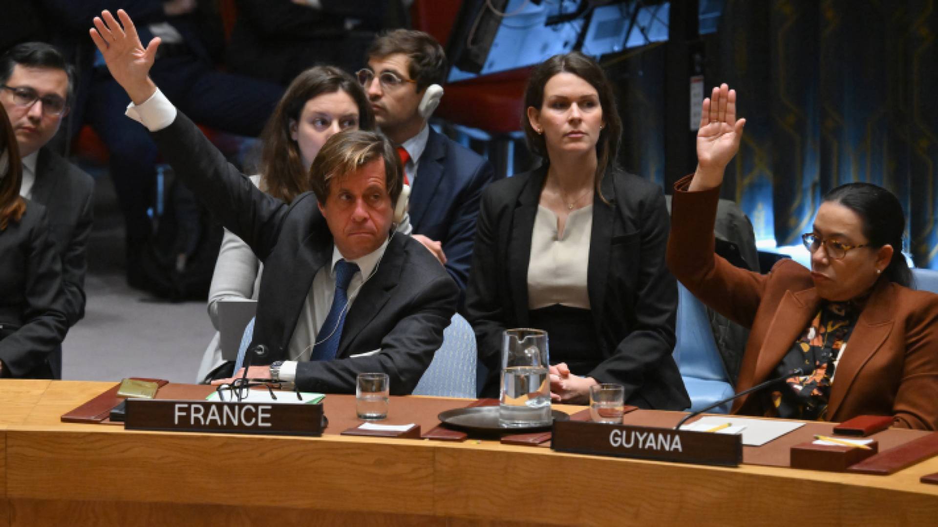 خلال تصويت مجلس الأمن الدولي على قرار وقف إطلاق فوري للنار في قطاع غزة