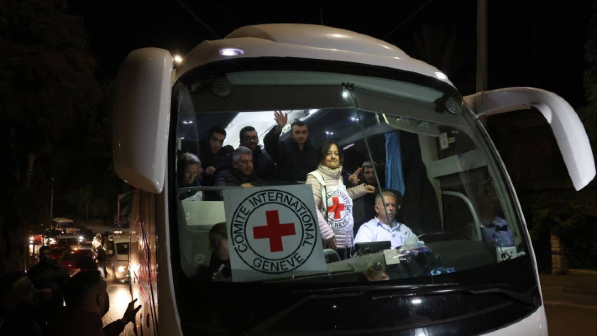 حافلات الصليب الأحمر تقل أسرى فلسطينيين محررين