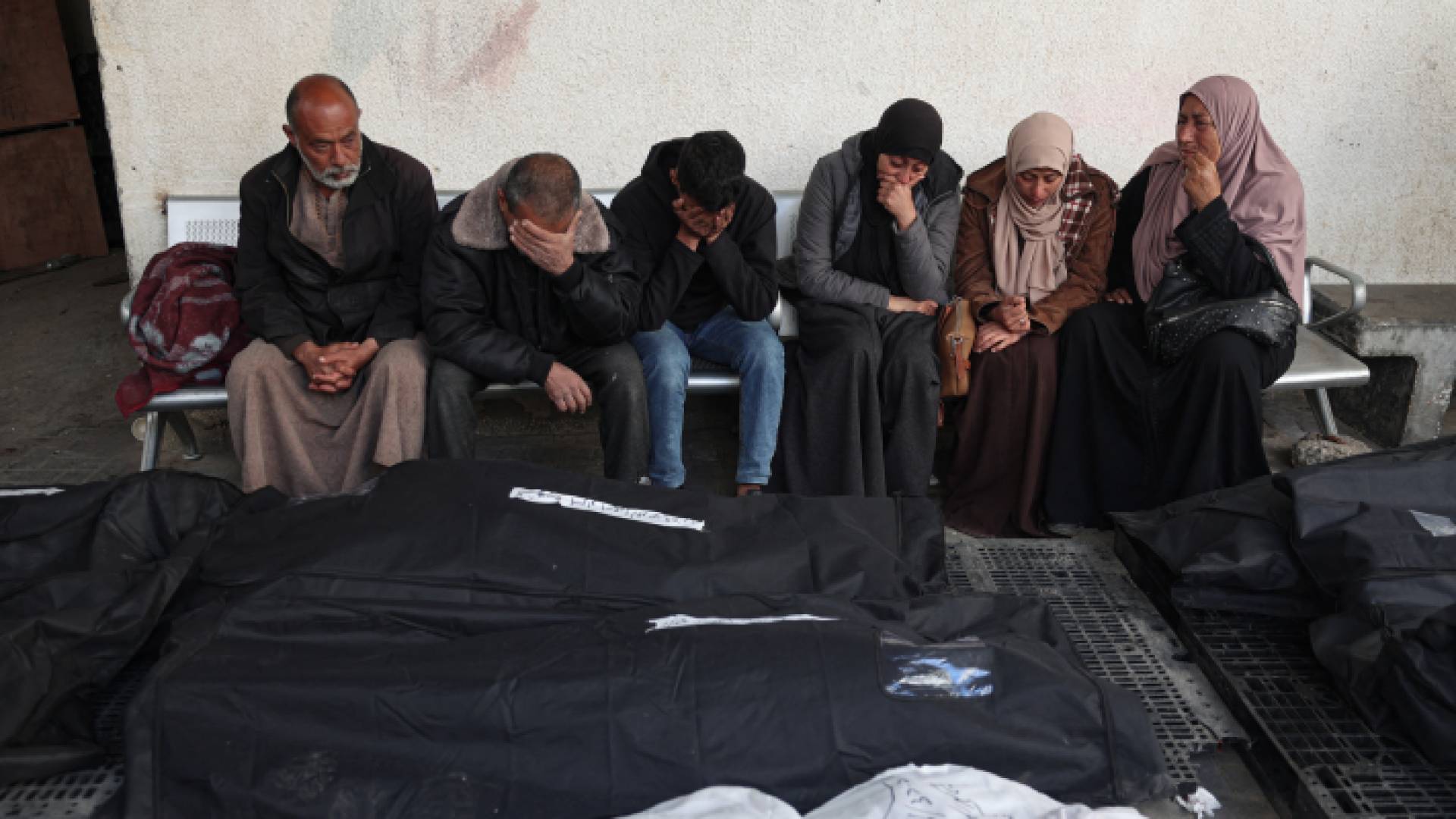 فلسطينيون يبكون ذويهم بغزة