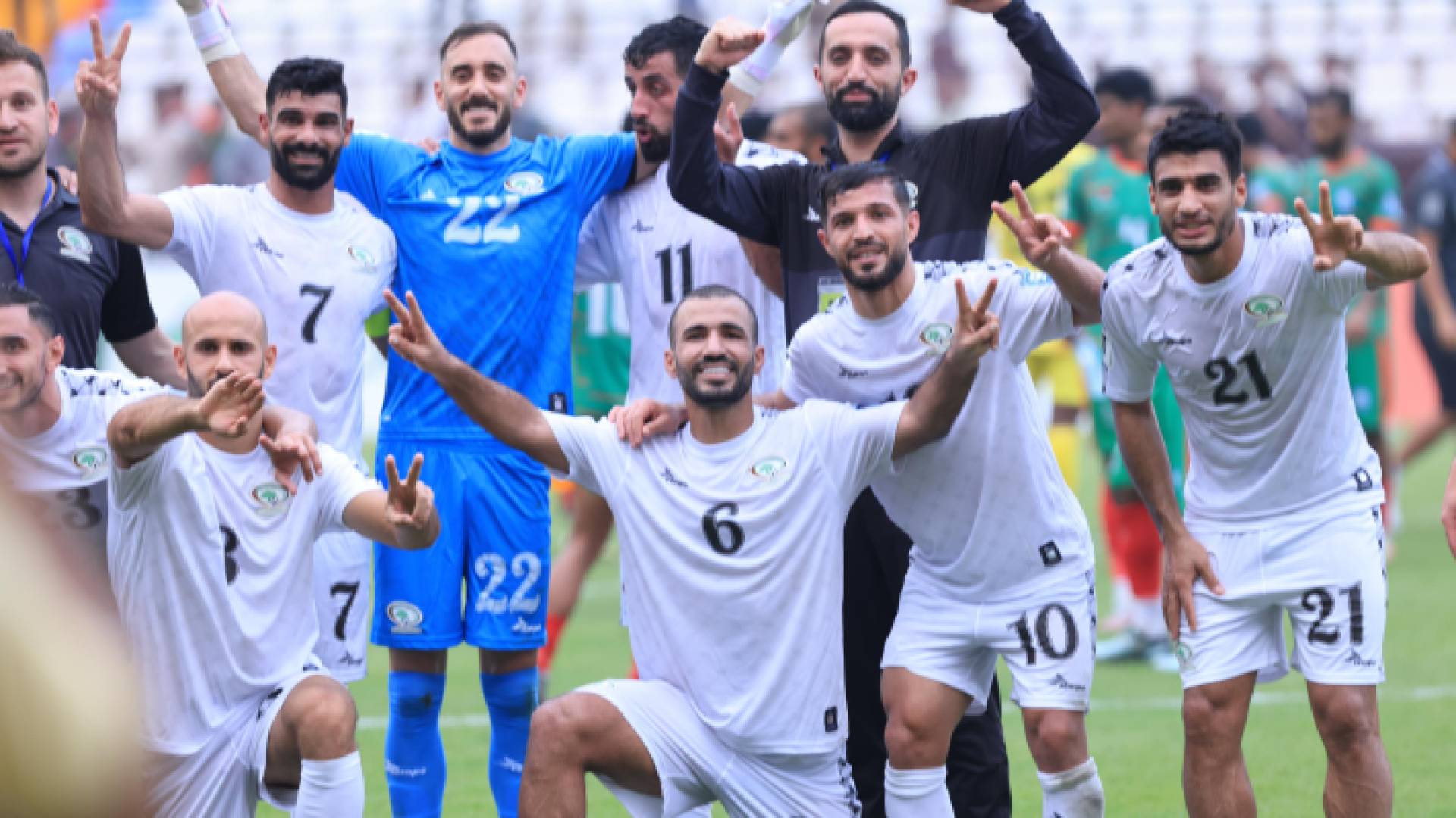 لاعبو المنتخب الفلسطيني بعد الفوز على بنغلادش