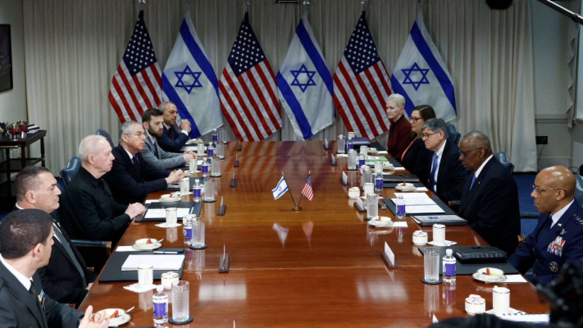 لقاء أوستن مع غالانت