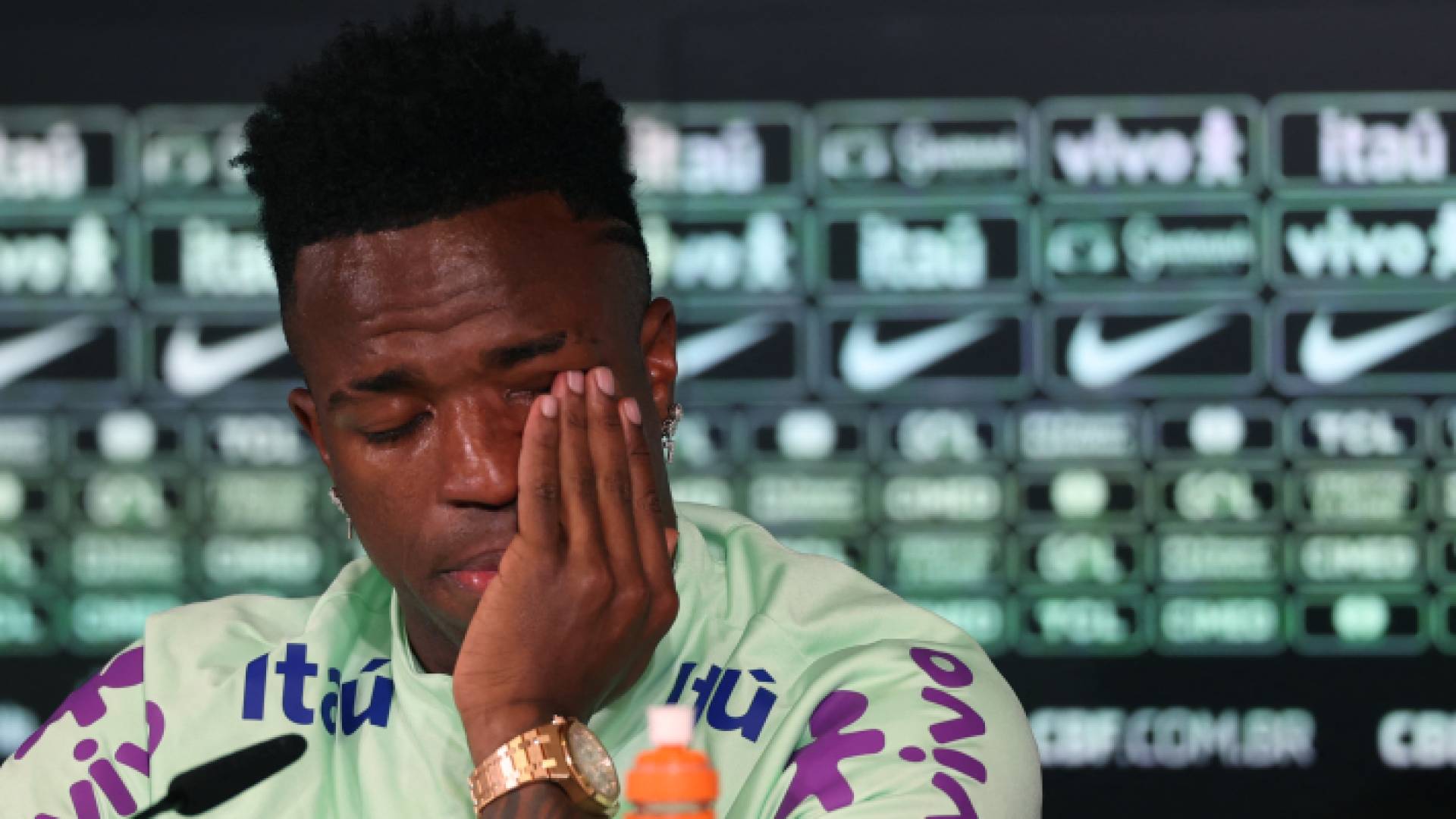 من مؤتمر صحفي