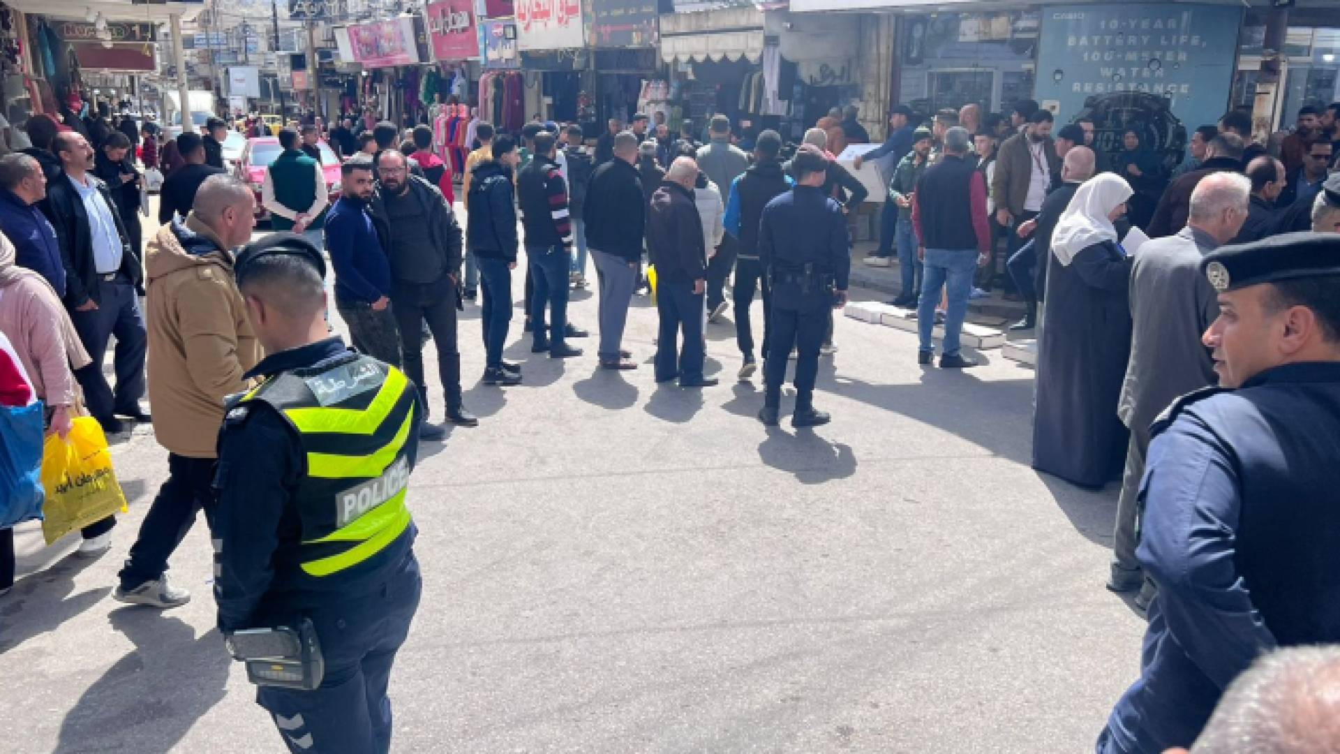 أفراد من الأمن العام خلال تنفيذ حملة تنظيم الأسواق في محافظة إربد