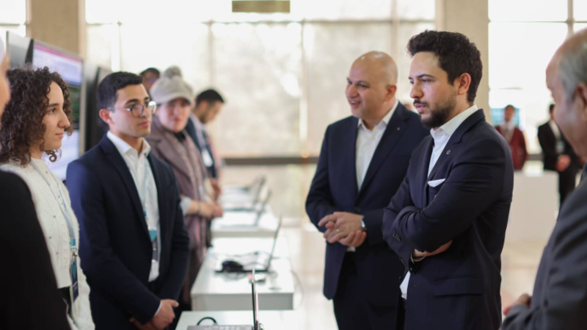 الأمير الحسين يتبادل الحديث مع المشاركين