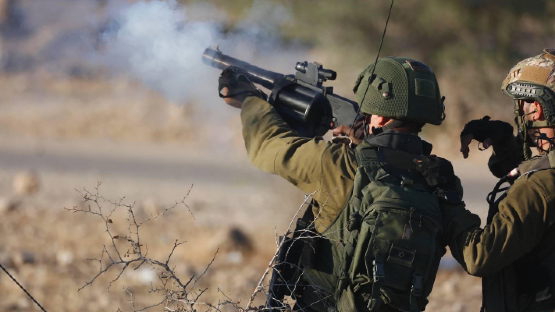 جنود الاحتلال يطلقون قنابل الغاز تجاه الفلسطينيين - أرشيفية