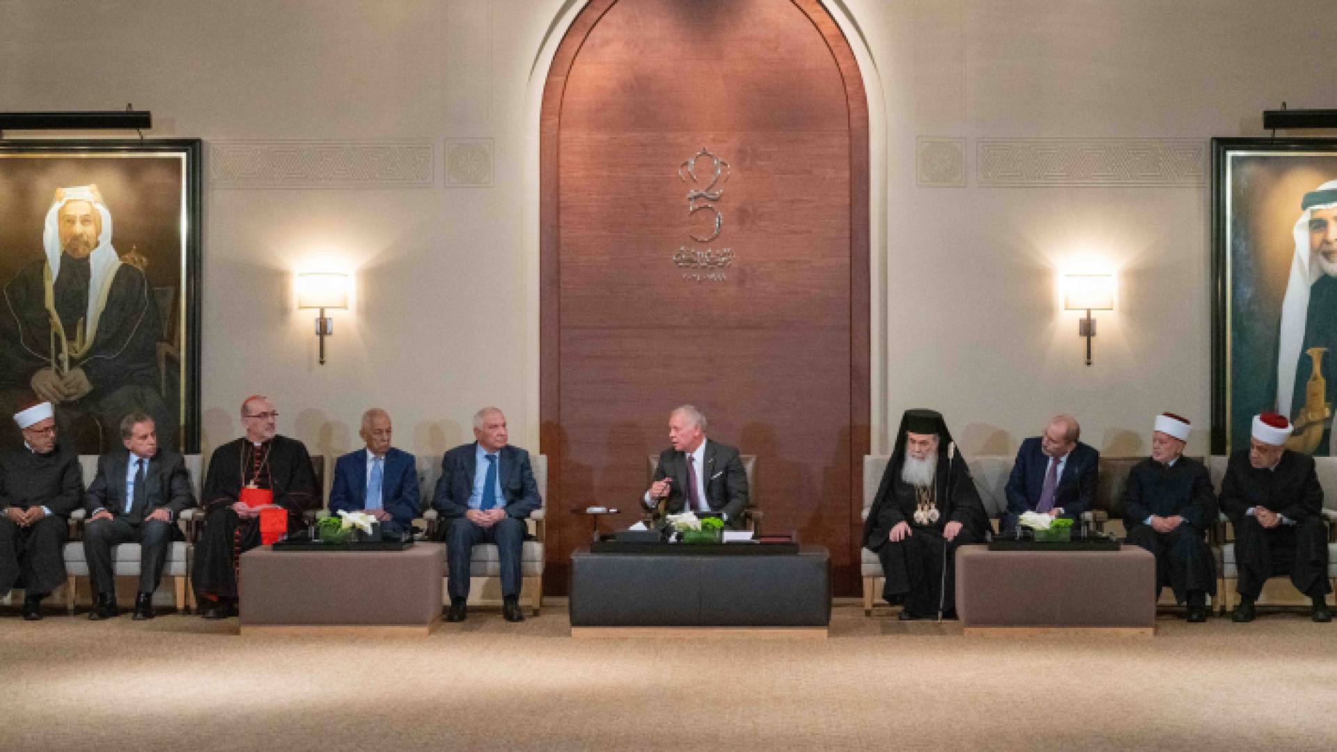جلالة الملك خلال لقائه في قصر الحسينية، مجلسي أوقاف وكنائس القدس وشخصيات مقدسية