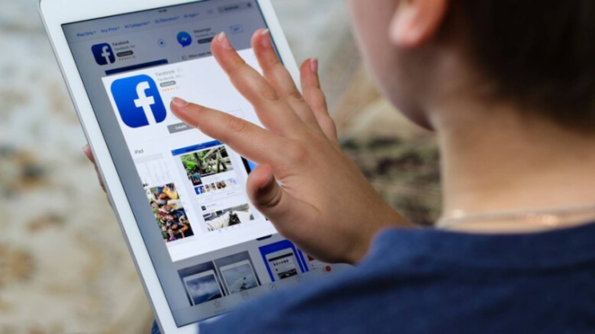 طفل يستخدم تطبيق فيسبوك