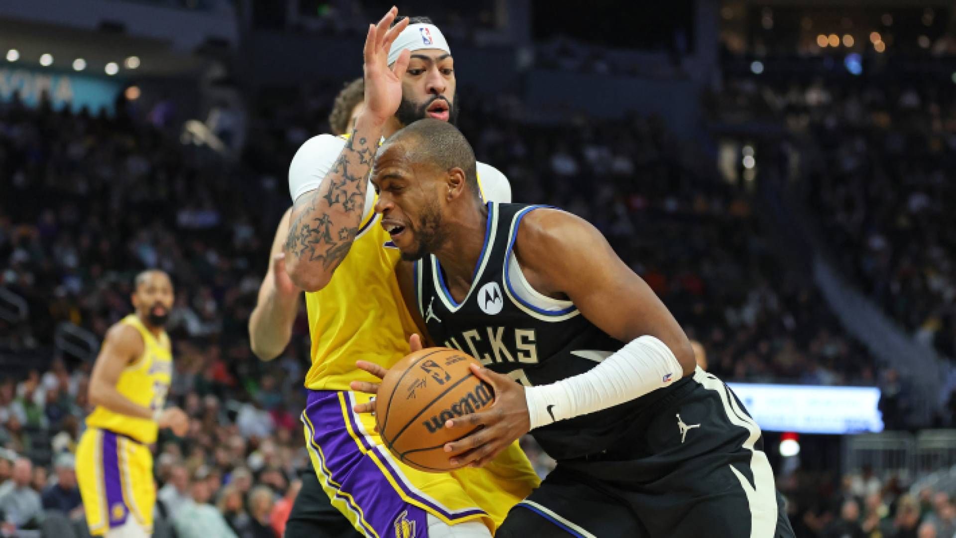 جانب من مباراة لوس أنجلوس ليكرز وميلووكس باكس