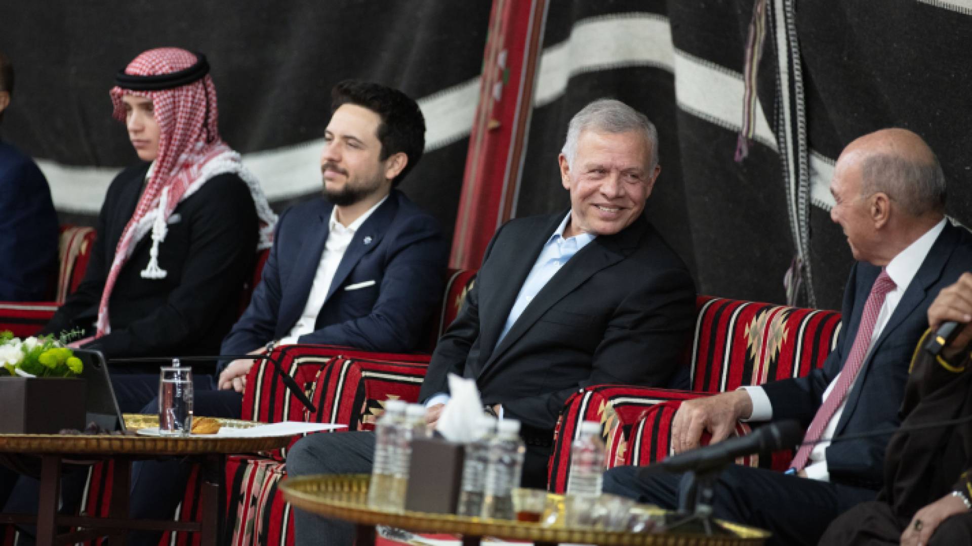 جلالة الملك عبدالله الثاني خلال لقاء وجهاء وممثلين عن أهالي البادية الوسطى