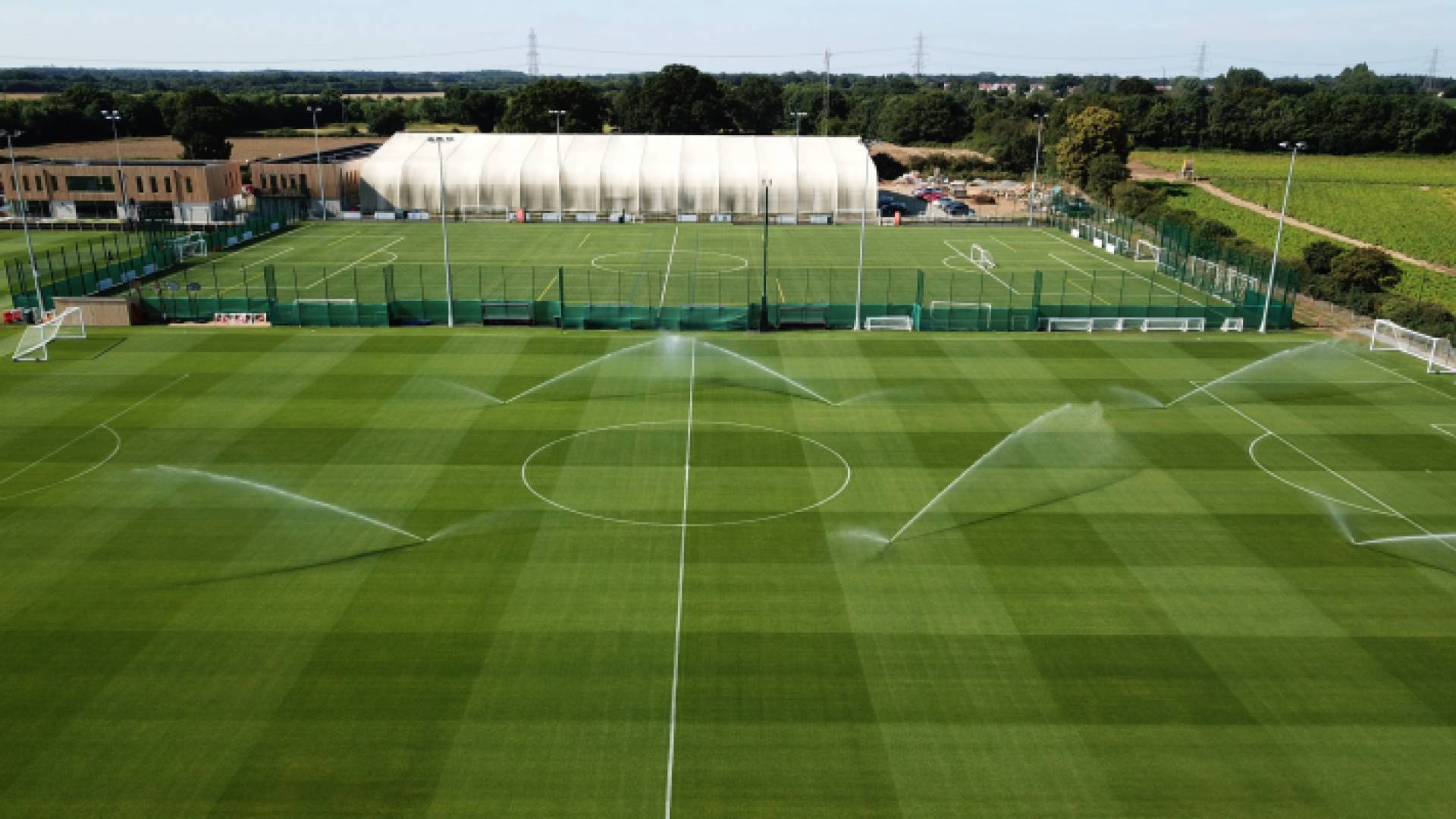 ملعب يتم رشه بالماء