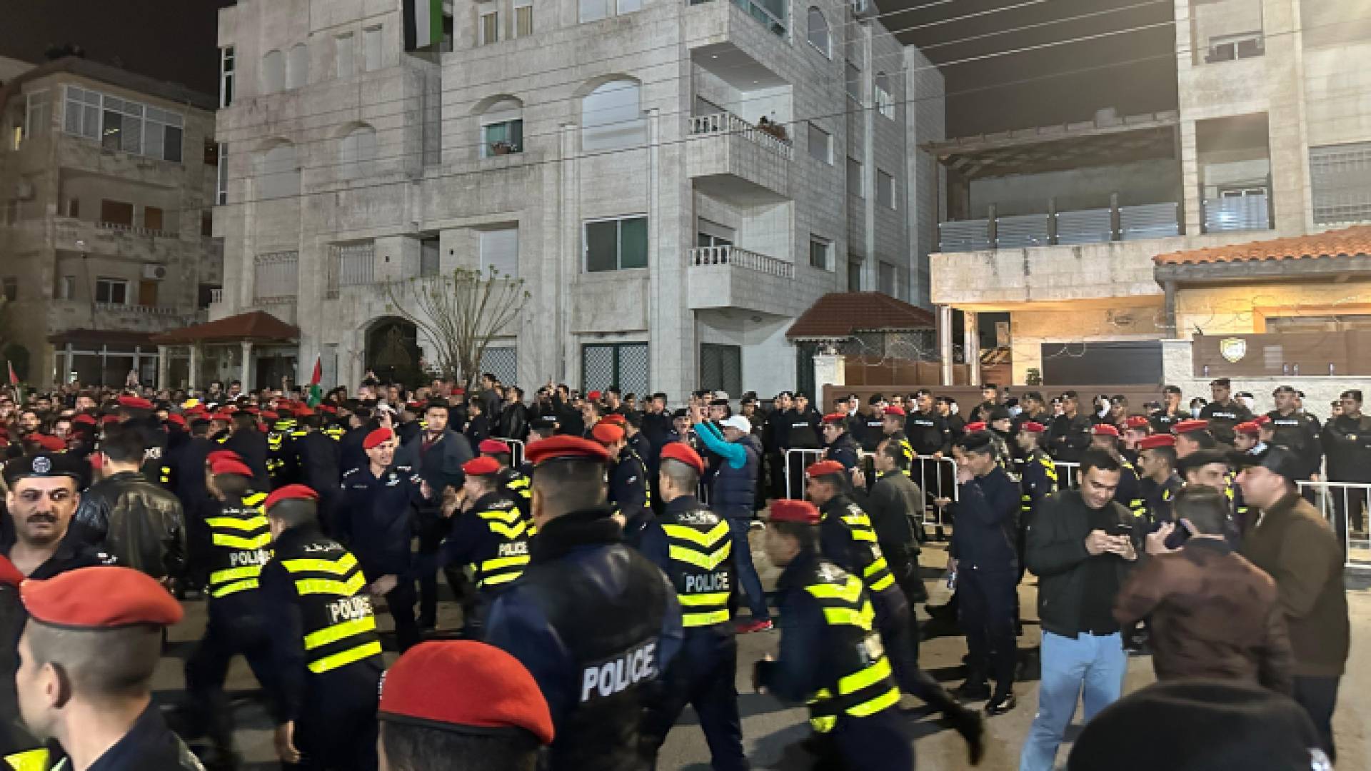 جانب من الإغلاقات بالقرب من سفارة الاحتلال الإسرائيلي في العاصمة عمان