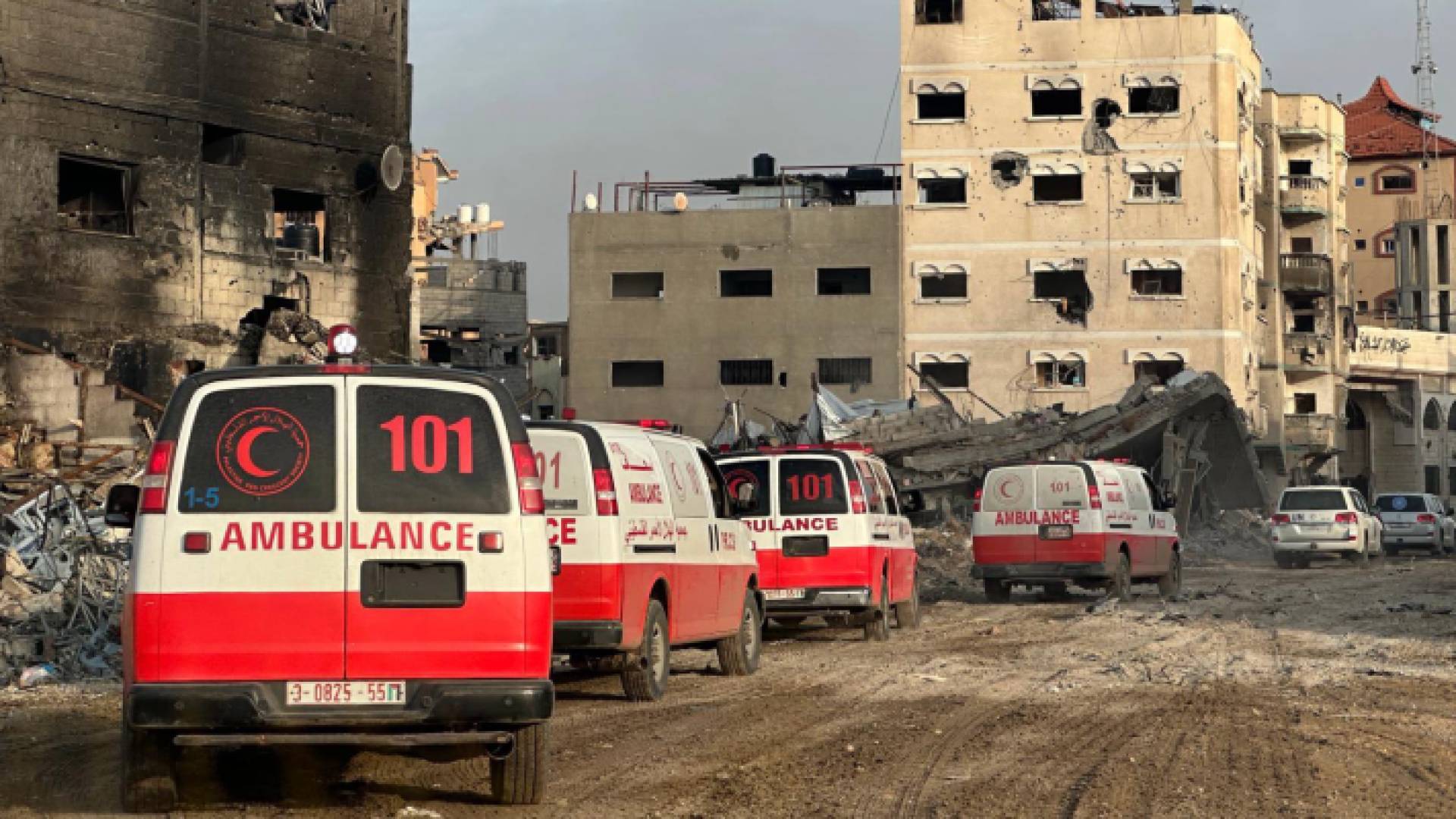 مركبات اسعاف تعود للهلال الأحمر الفلسطيني