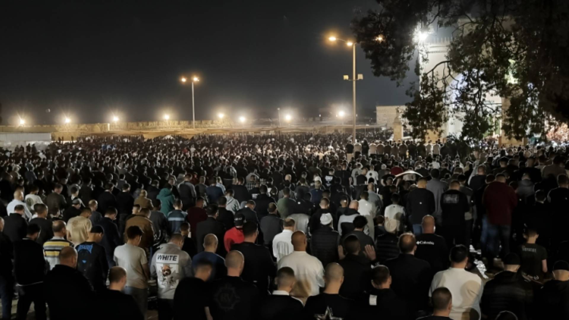 آلاف المصلين يؤدون صلاتي العشاء والتروايح في المسجد الأقصى