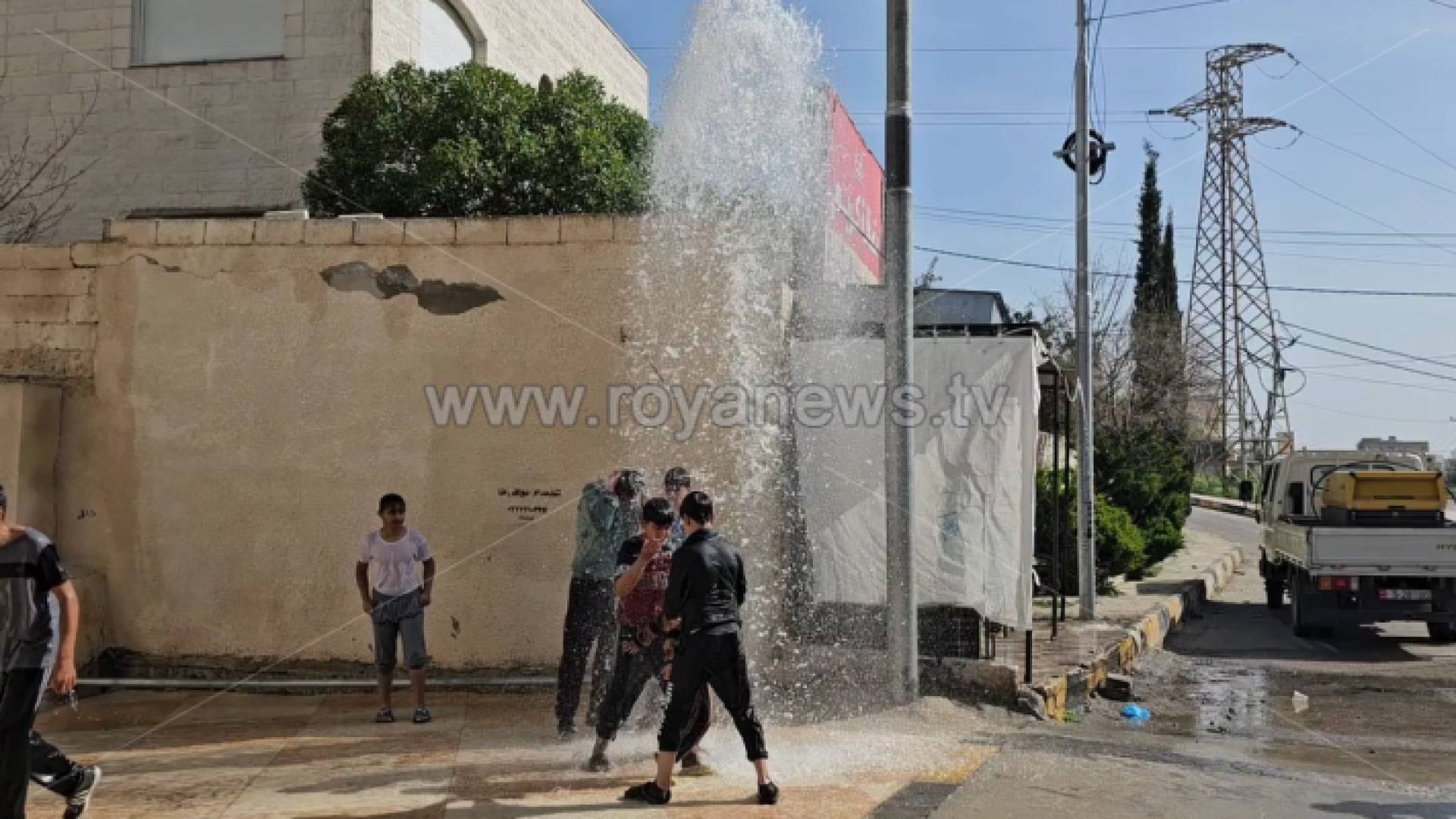 أطفال يستمتعون بالمياه